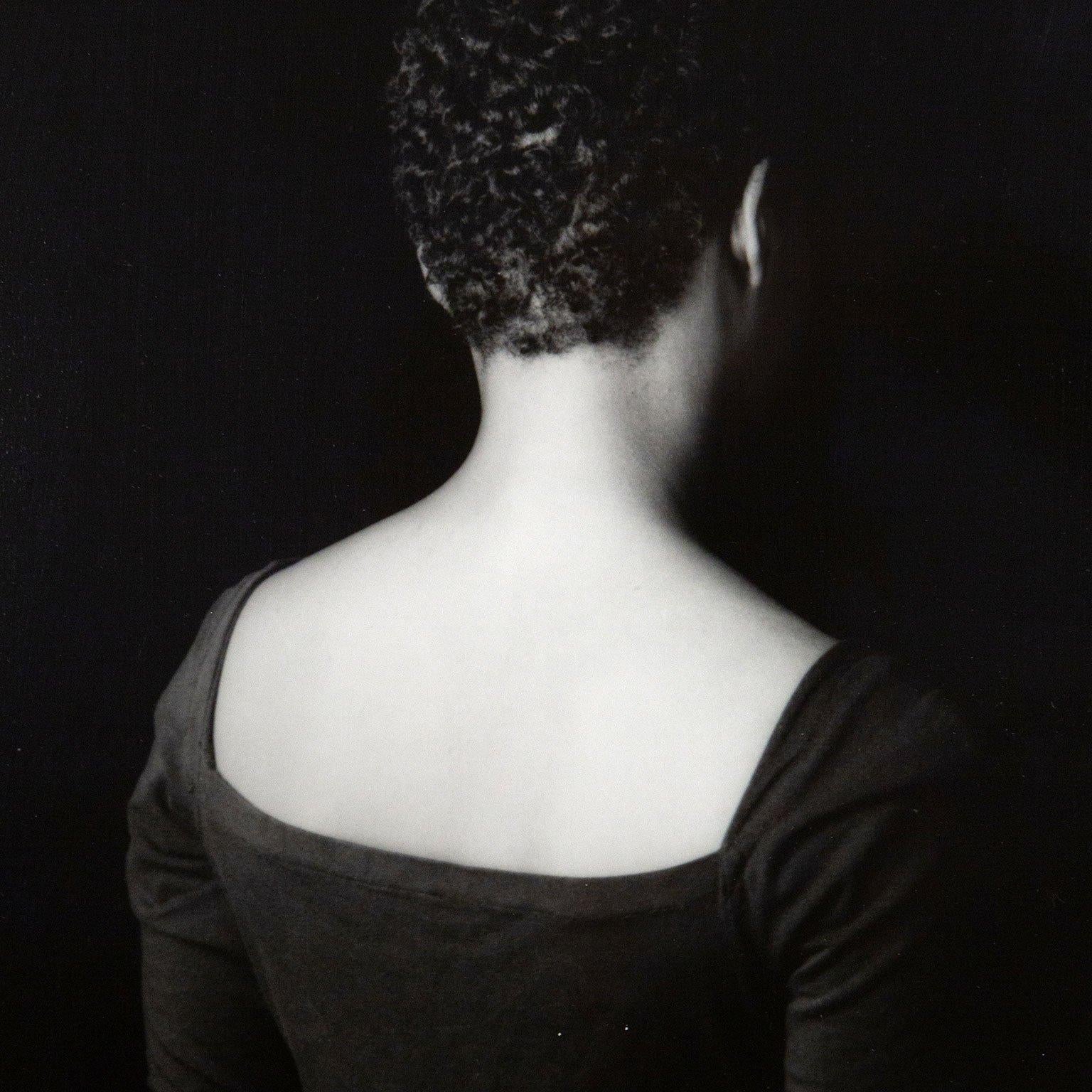 Lorna Simpson es una artista estadounidense conocida como pionera de la fotografía conceptual. Su obra artística, independientemente del medio, explora la interacción entre memoria histórica, cultura e identidad. 

Influyente en los círculos