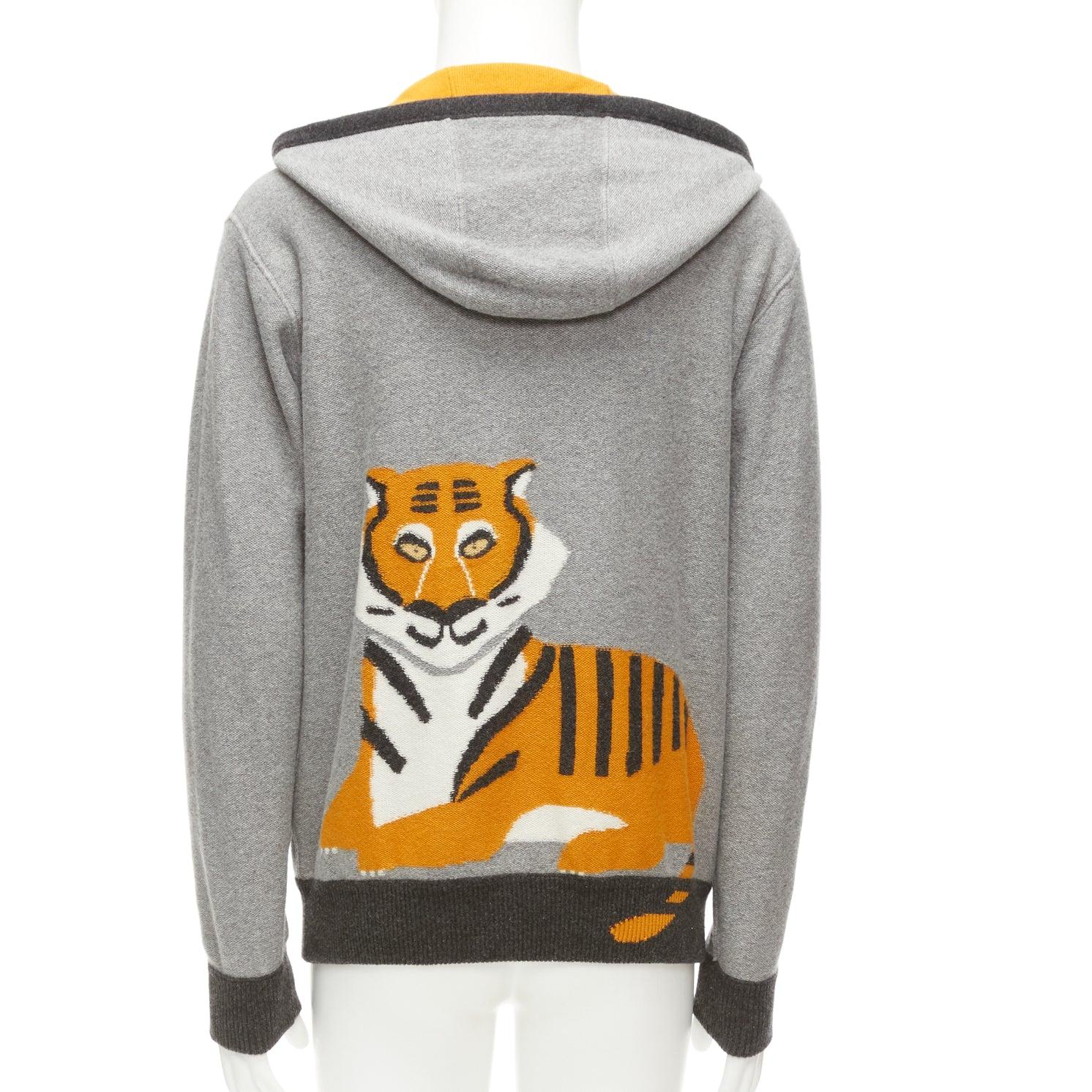 LORO PIANA 100% baby cashmere grey tiger print reversible hoodie zip up M
Reference: YIKK/A00028
Brand: Loro Piana
Material: Cashmere
Color: Grey, Yellow
Pattern: Animal Print
Closure: Zip
Lining: Grey Cashmere
Extra Details: Reversible with one