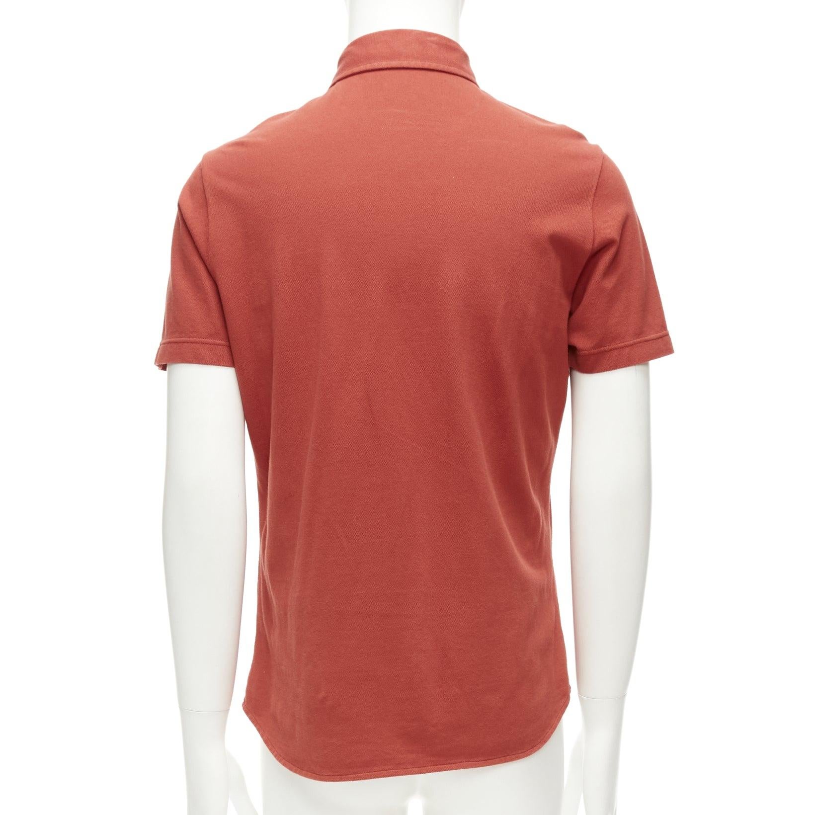 Uomo Loro Piana 100% cotone rosso mattone polo con colletto a 3 bottoni S in vendita
