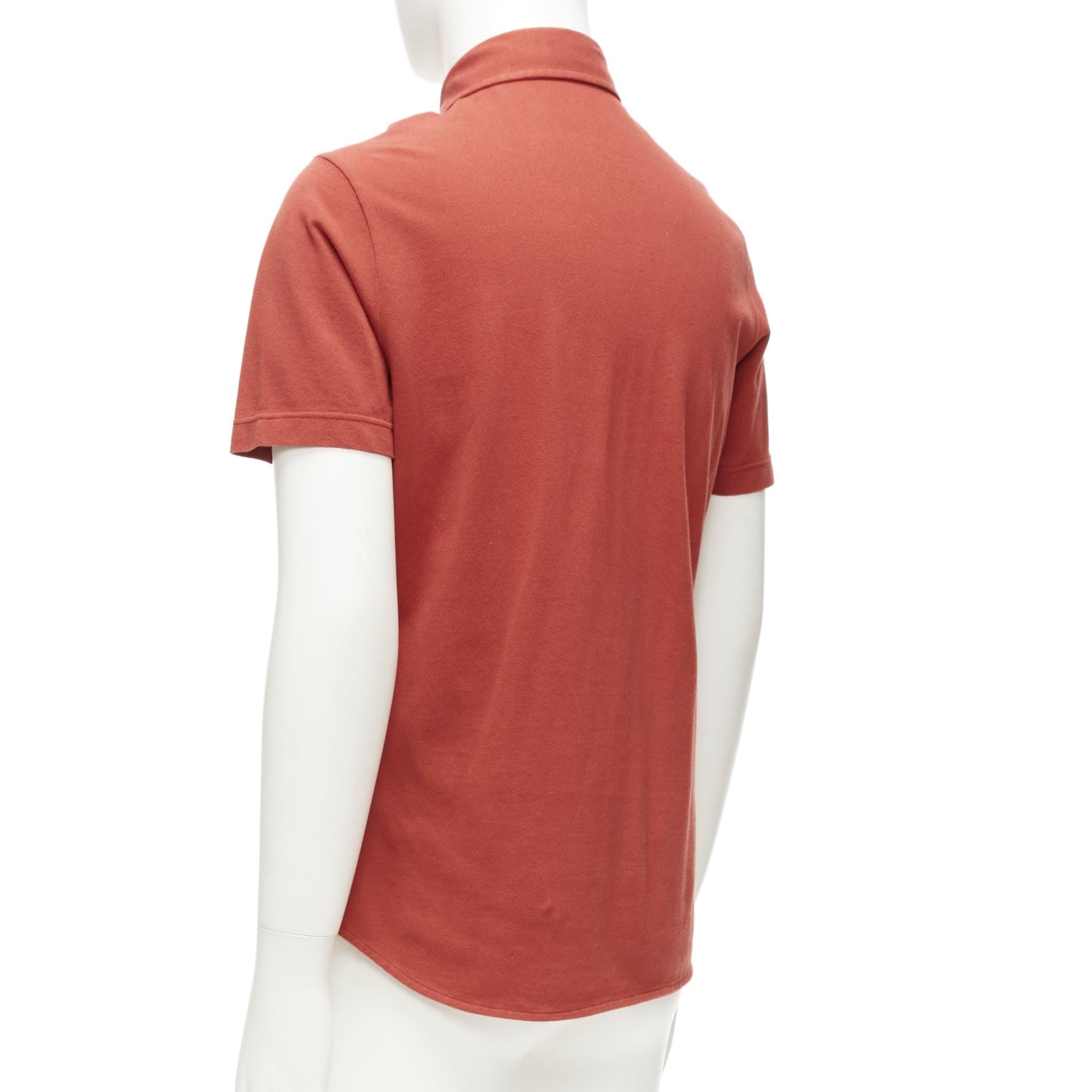 Loro Piana 100% cotone rosso mattone polo con colletto a 3 bottoni S in vendita 1