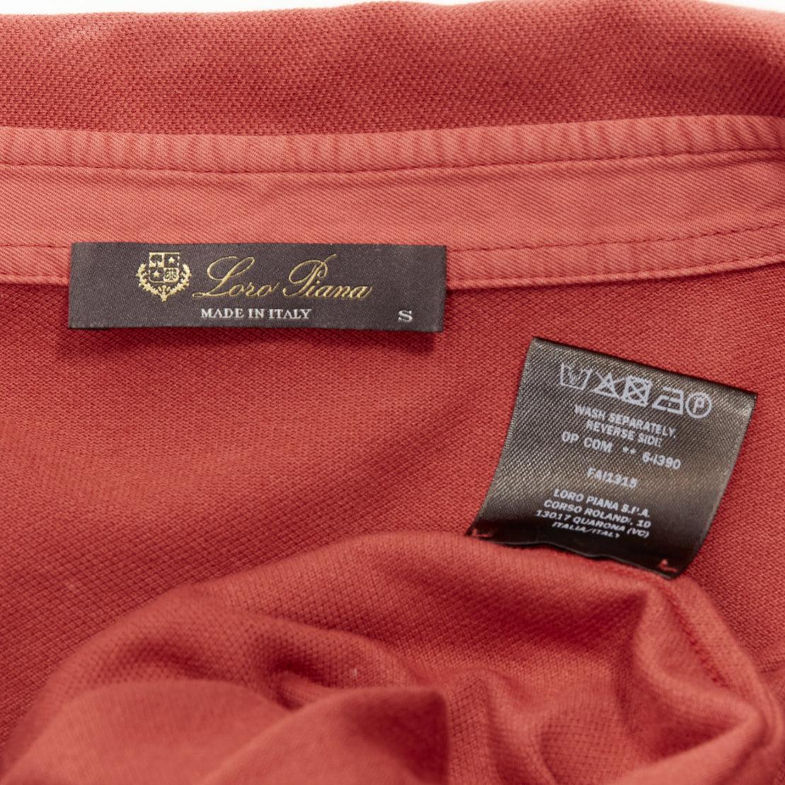 Loro Piana 100% cotone rosso mattone polo con colletto a 3 bottoni S in vendita 3