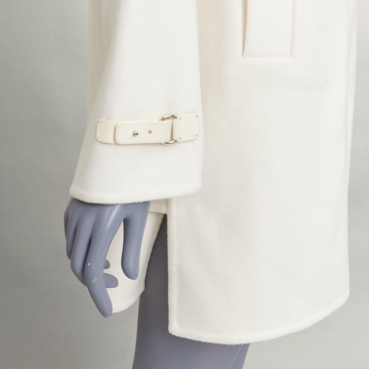 LORO PIANA Baby Cashmere Jubilee Creme Double Face Kaschmir Lammfell Fellkragen Mantel S
Referenz: JECW/A00019
Marke: Loro Piana
Modell: Baby Kaschmir Jubilee
MATERIAL: Kaschmir, Lammfell Leder
Farbe: Creme
Muster: Solide
Verschluss: