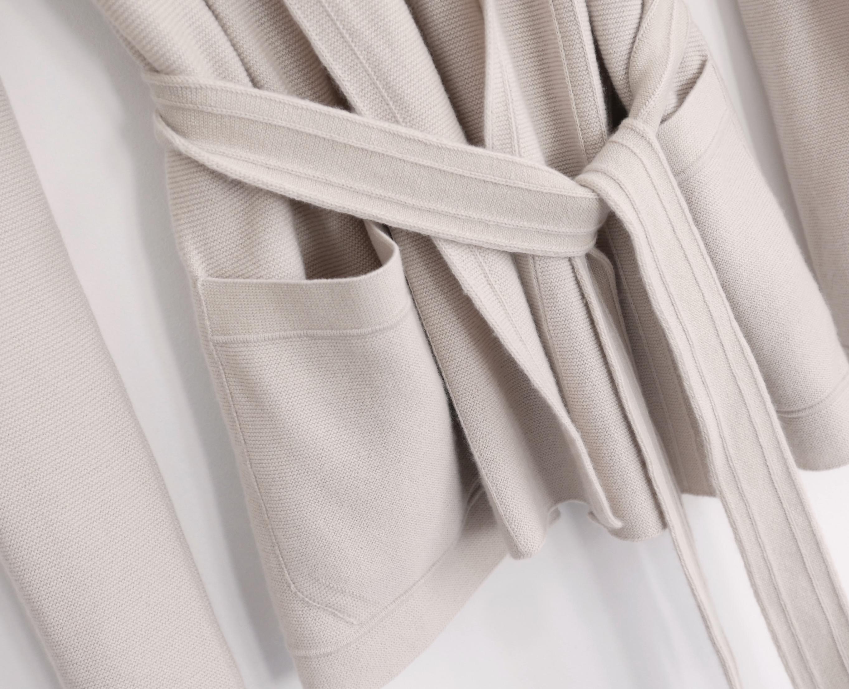u2028Giacca cardigan classica di lusso in cashmere di Loro Piana. Comprato per £2500 e non indossato. Realizzato in morbidissimo baby cashmere beige a maglia perlata con dettagli in rilievo. Ha un bel taglio ispirato alla vestaglia con un'ampia