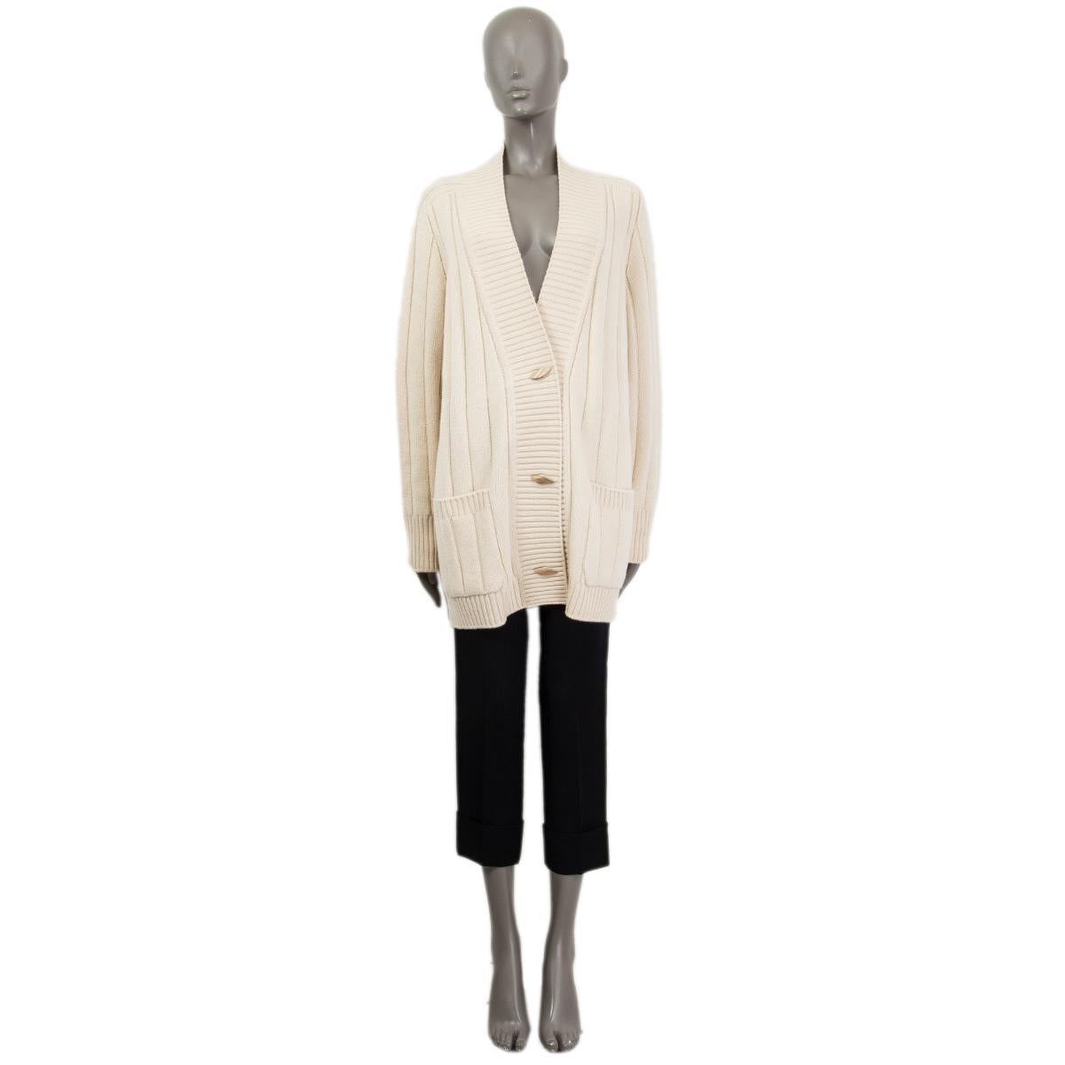 100% authentic Loro Piana 2021 'Duca D'Aosta' cardigan in beige baby cashmere (100%). Features long raglan sleeves (sleeve measurements taken from the neck) and two patch pockets on the front. Opens with three beige wood toggles on the front.
