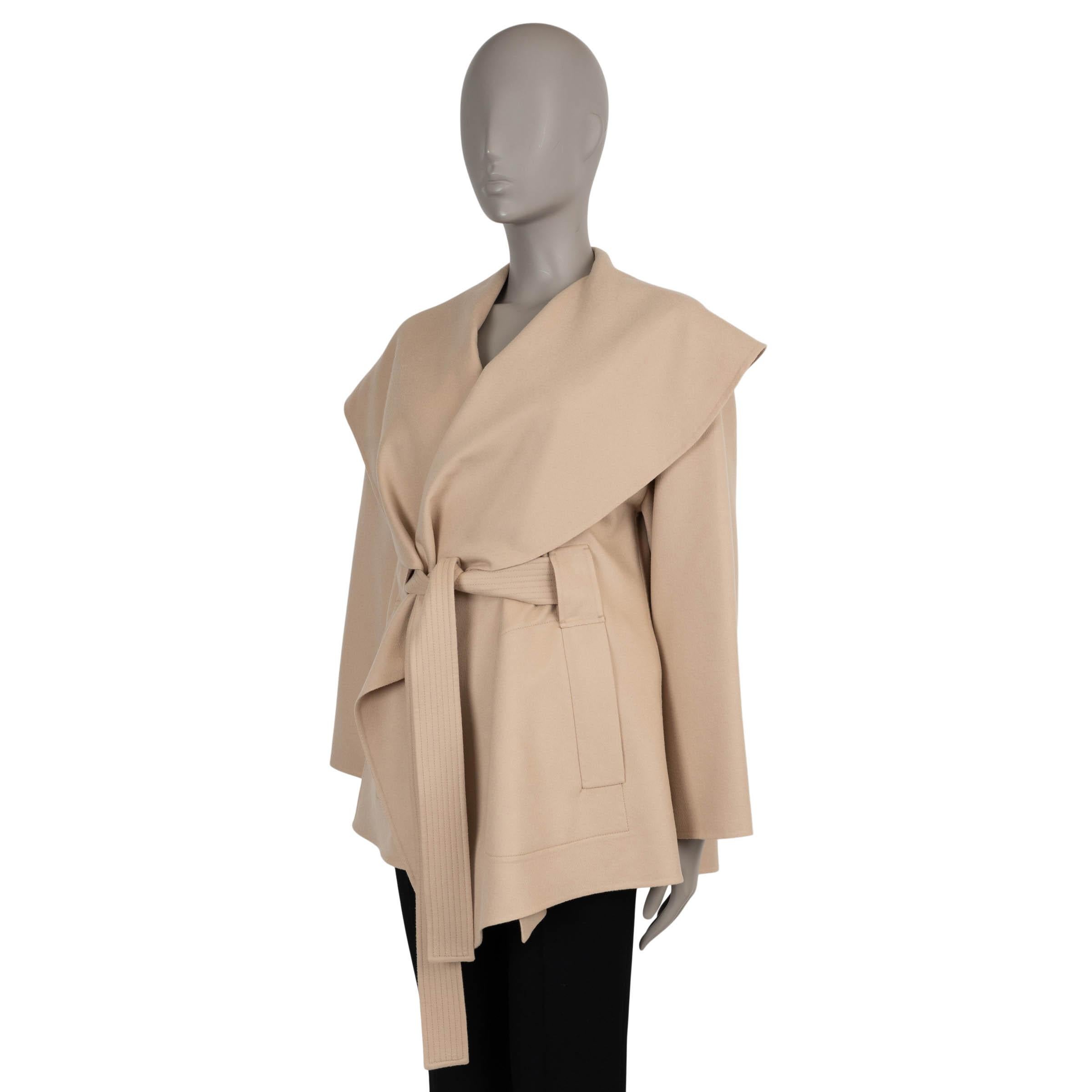 Questa giacca 100% autentica di Loro Piana in cashmere double-face beige (100%) incarna il caratteristico mix di lusso sobrio e raffinata artigianalità del marchio. Disegnato con una silhouette rilassata, presenta un ampio collo a scialle che si