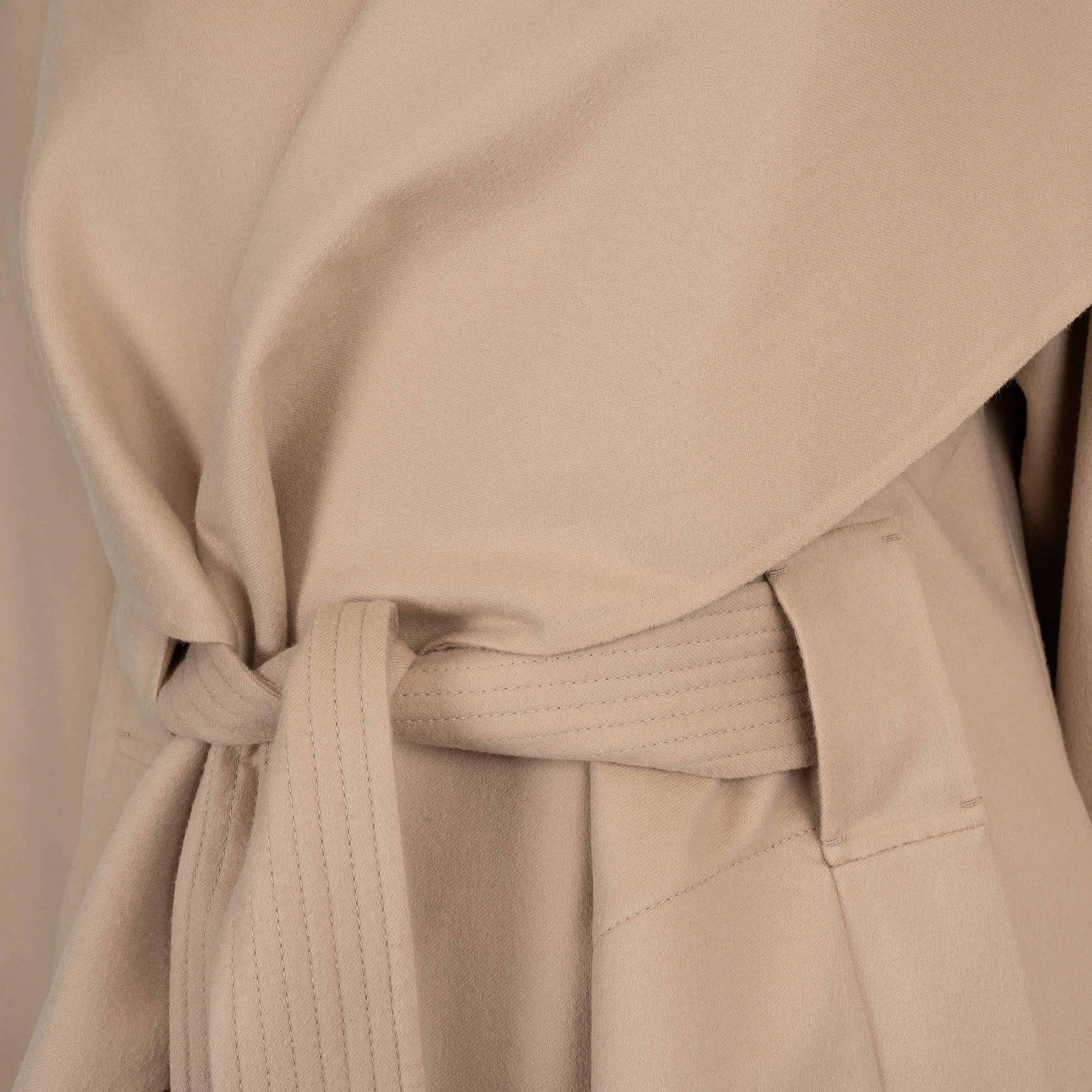 Loro Piana, giacca con cintura 2024 in cashmere beige S in vendita 1