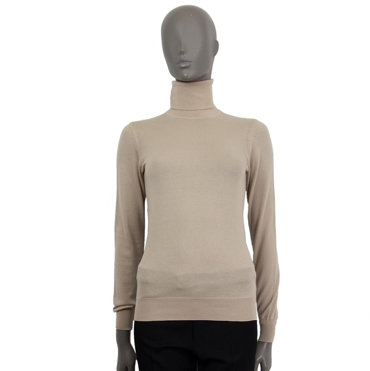 Loro Piana turtleneck sweater in light beige cashmere (100%). Has been worn and is in excellent condition.

Tag Size 38
Size XS
Shoulder Width 34cm (13.3in)
Bust 78cm (30.4in) to 90cm (35.1in)
Waist 74cm (28.9in) to 86cm (33.5in)
Hips 54cm (21.1in)
