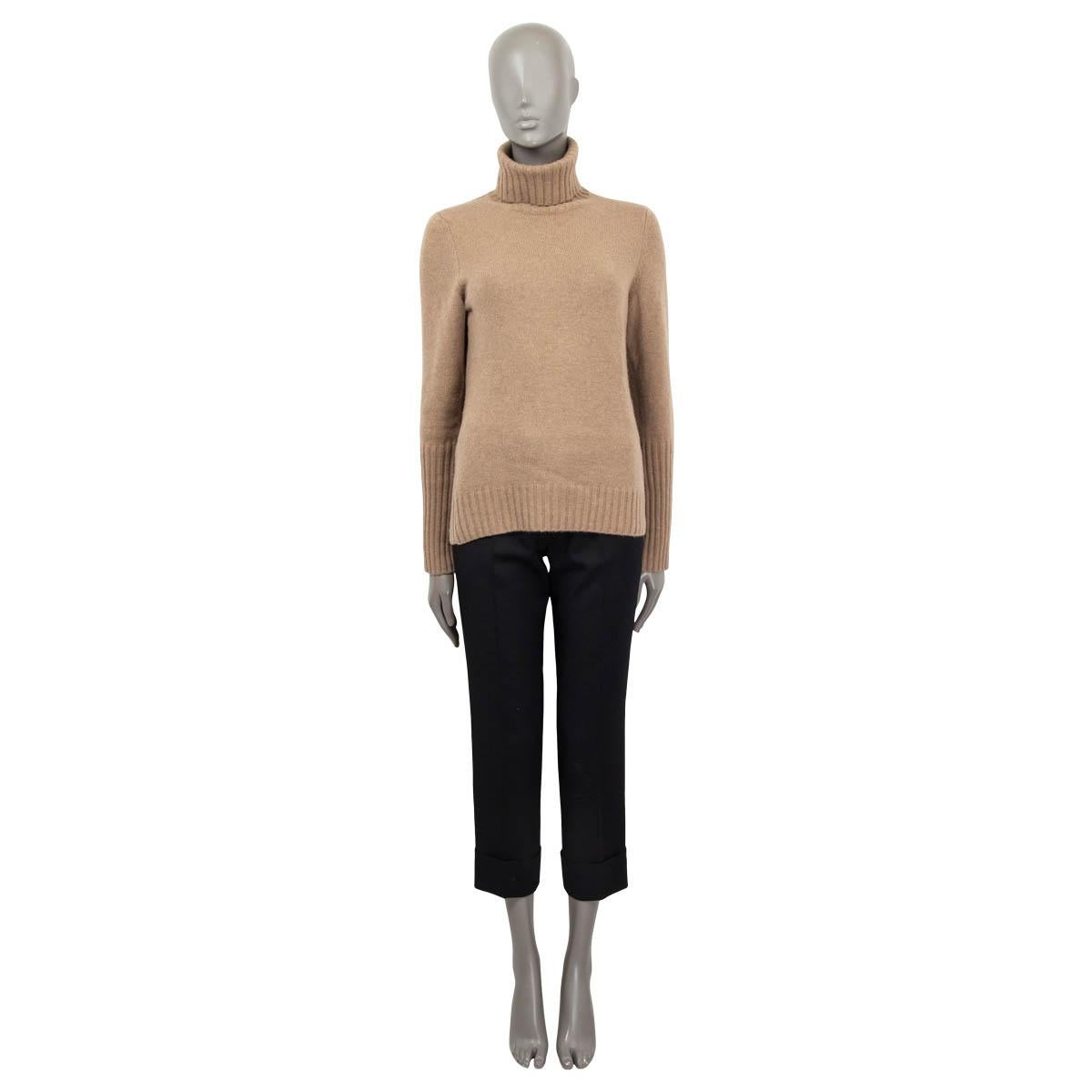 Pull à col roulé Loro Piana 100% authentique en cachemire beige (100%). A été porté et est en excellent état.

Mesures
Taille de l'étiquette	42
Taille	M
Largeur de l'épaule	38cm (14.8in)
Buste de	98cm (38.2in)
Taille De	94cm (36.7in)
Longueur	61cm
