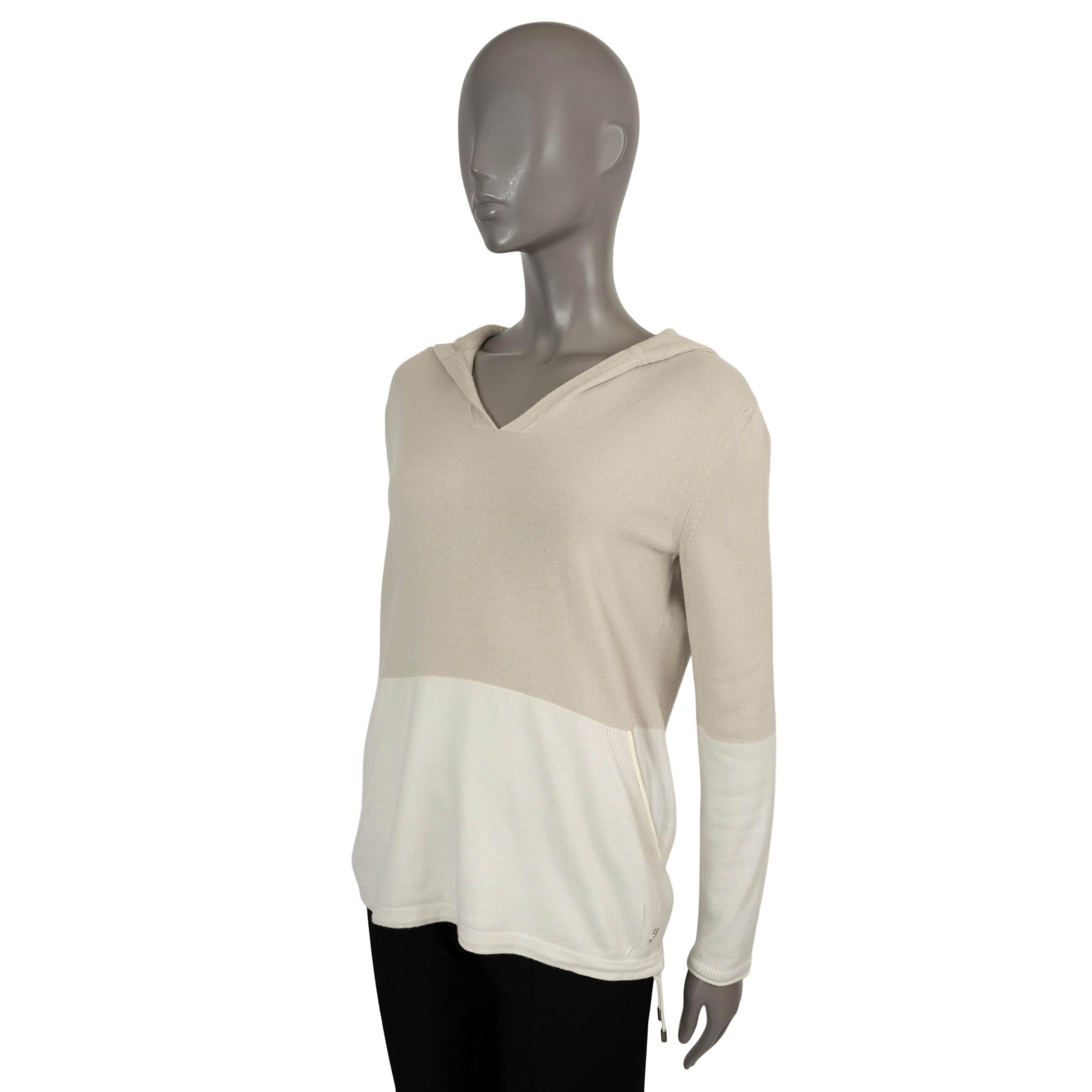 100% authentischer Loro Piana Colorblock Pullover aus beigem und cremefarbenem Kaschmir (100%). Mit Kapuze aus Rippstrick, V-Ausschnitt und Kängurutaschen mit Lederbesatz in Creme. Unbeschriftet. Wurde getragen und ist in ausgezeichnetem Zustand.