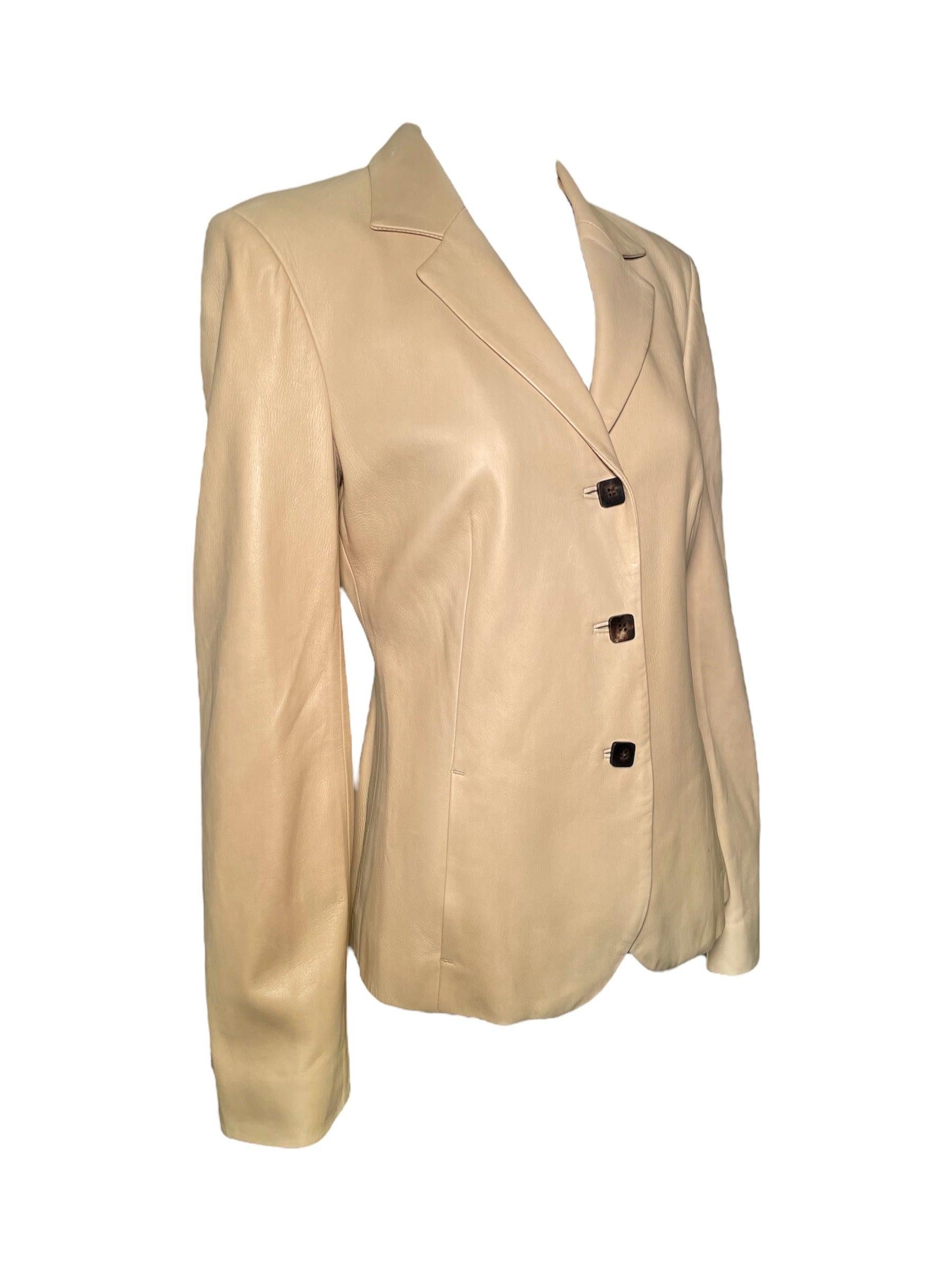 La veste en cuir beige de Loro Piana est le summum du luxe en matière de vêtements d'extérieur. Confectionnée dans un somptueux cuir italien, cette veste de tailleur boutonnée présente une texture douce et souple. Avec ses manches longues et ses