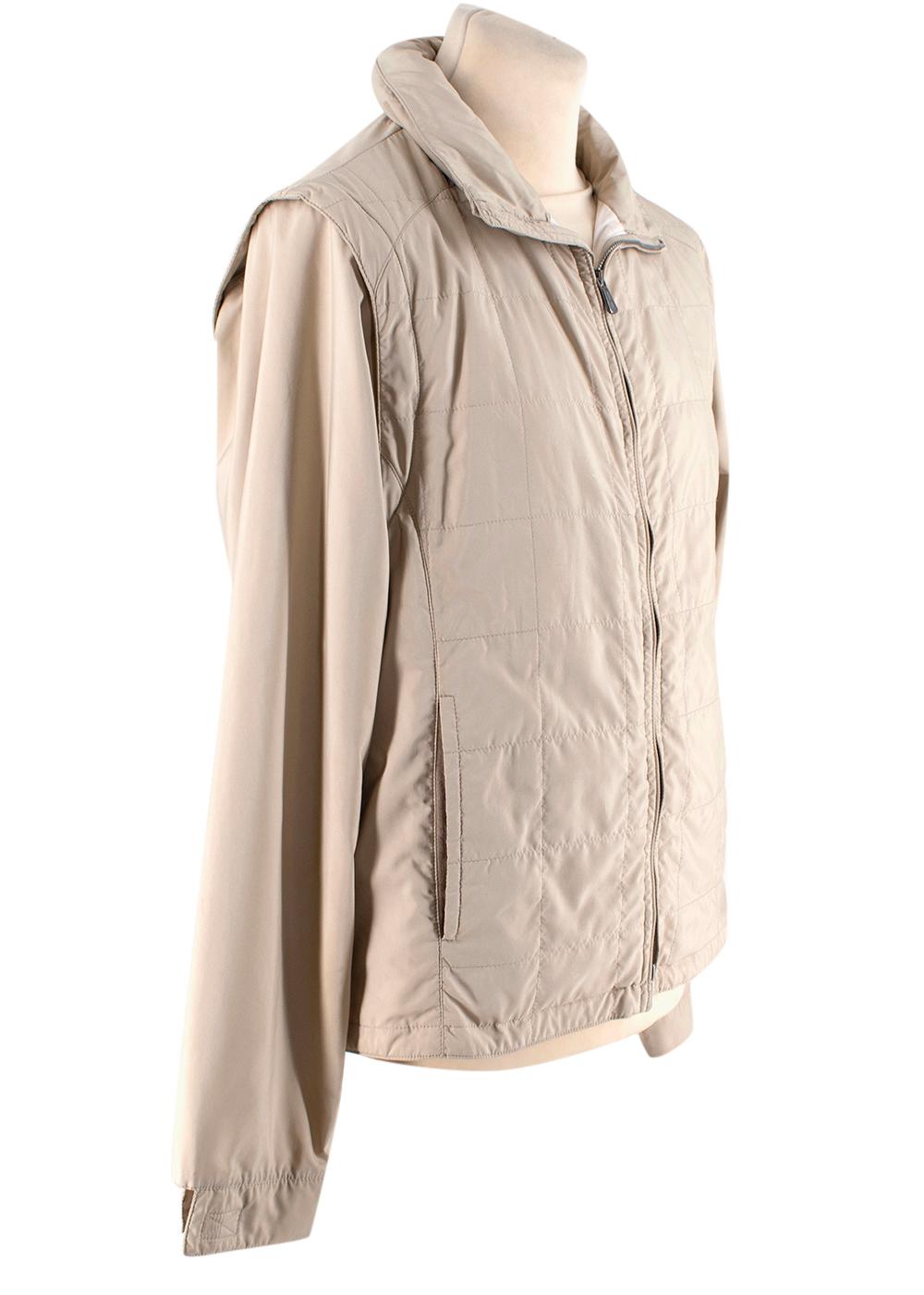 Chaqueta convertible acolchada Loro Piana Beige

- Chaqueta ligera convertible con mangas desmontables con cremallera 
- Cuello de embudo, con cremallera
- Totalmente forrado 
- 2 bolsillos interiores y bolsillos internos 

Materiales 
100%