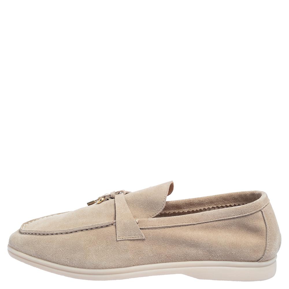 Diese Schuhe von Loro Piana werden mit Sicherheit zu den begehrtesten Stücken in Ihrem Kleiderschrank gehören. Entscheiden Sie sich für diese beigefarbenen Loafer aus Wildleder:: die mit sommerlichen Anhängern auf dem Obermaterial verziert sind