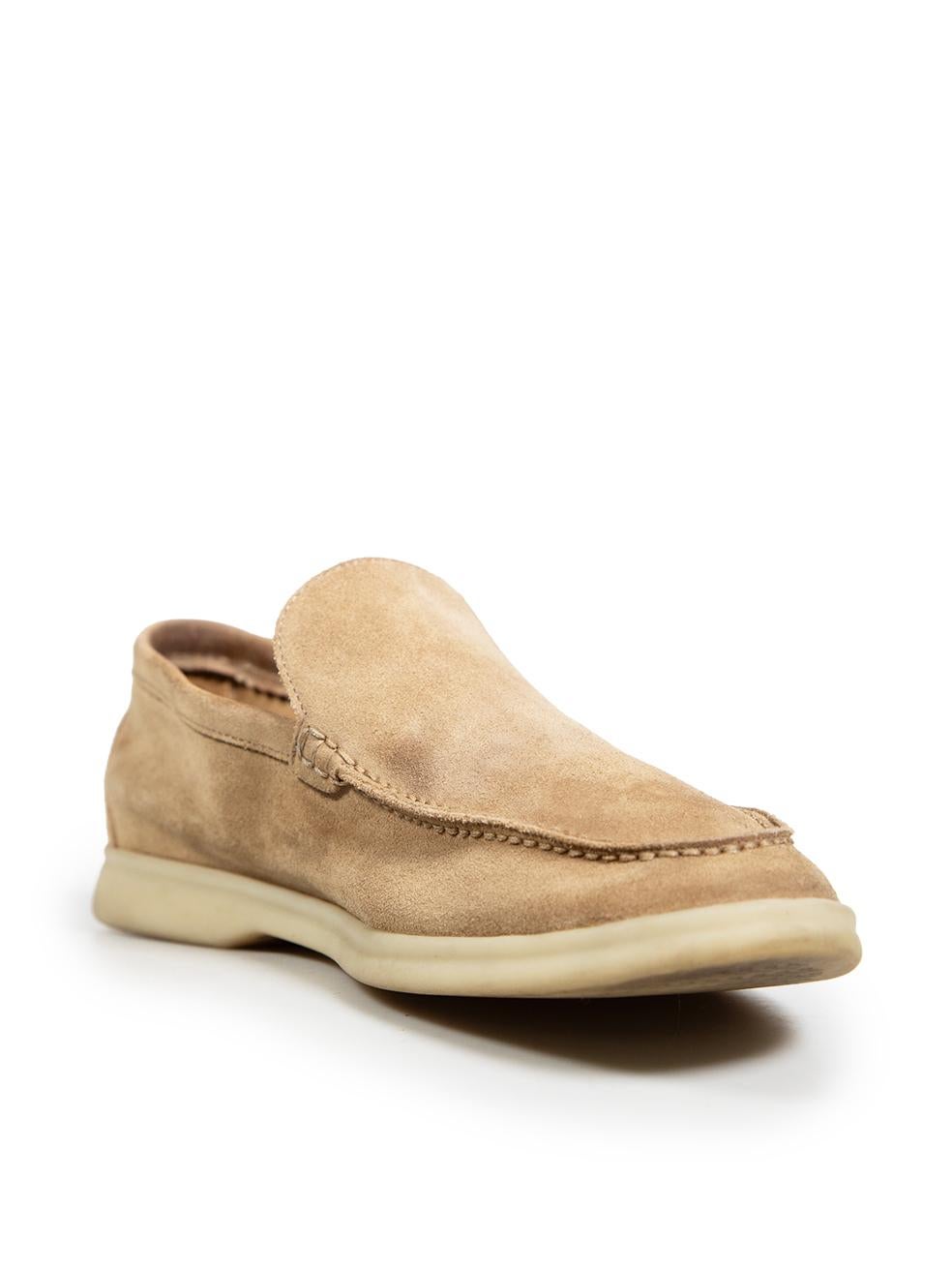 La condizione è buona. L'usura generale delle scarpe è evidente, c'è uno scolorimento generale e pilling sulla pelle scamosciata. Ci sono segni sulla parte centrale della punta della scarpa sinistra e segni sul lato sinistro della punta della scarpa