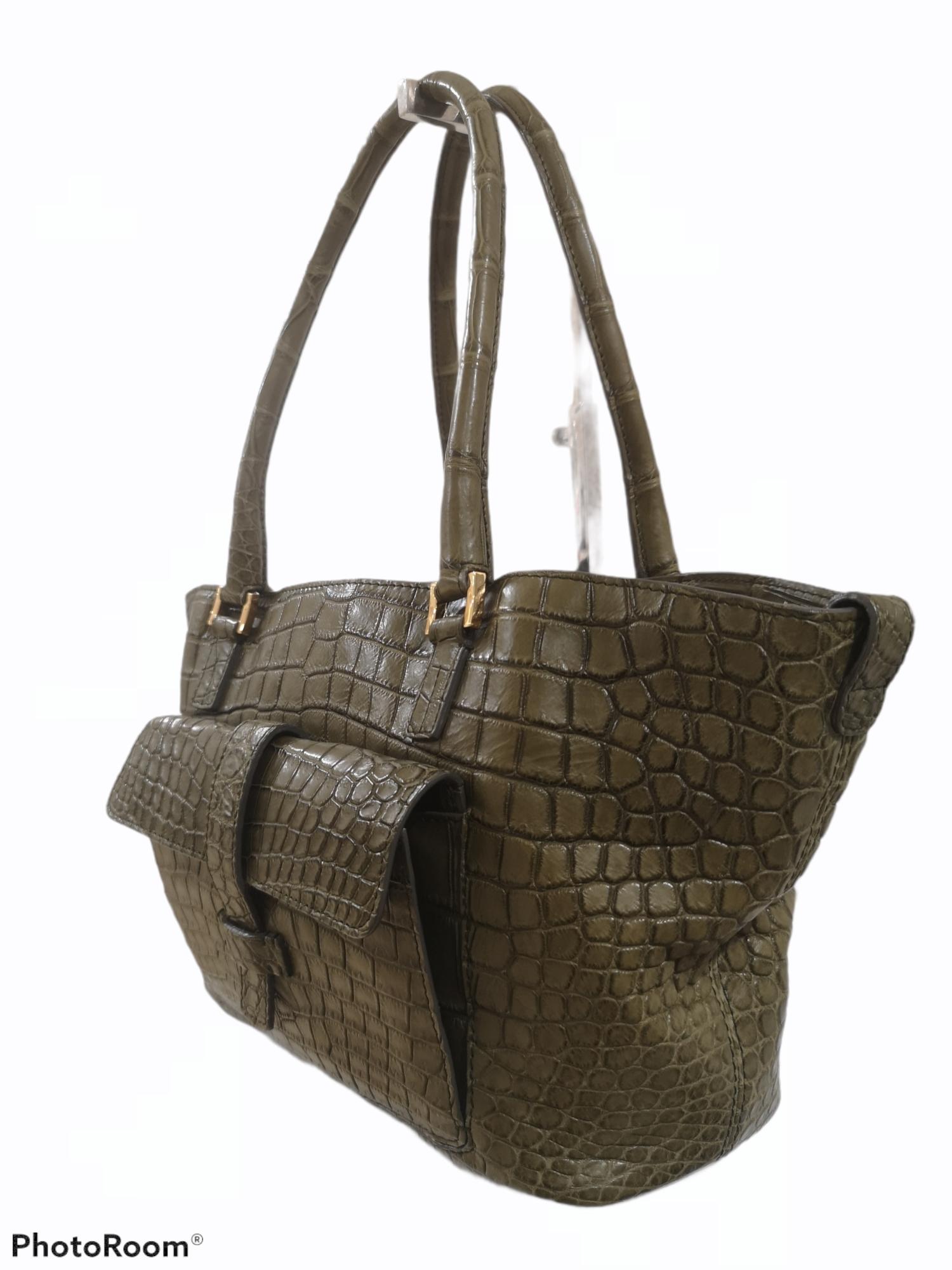 Loro Piana Bellevue military green croco Tote Bag
Retail price: 25k
totally made in italy
measurements: 30 * 21 cm, 14 cm depth