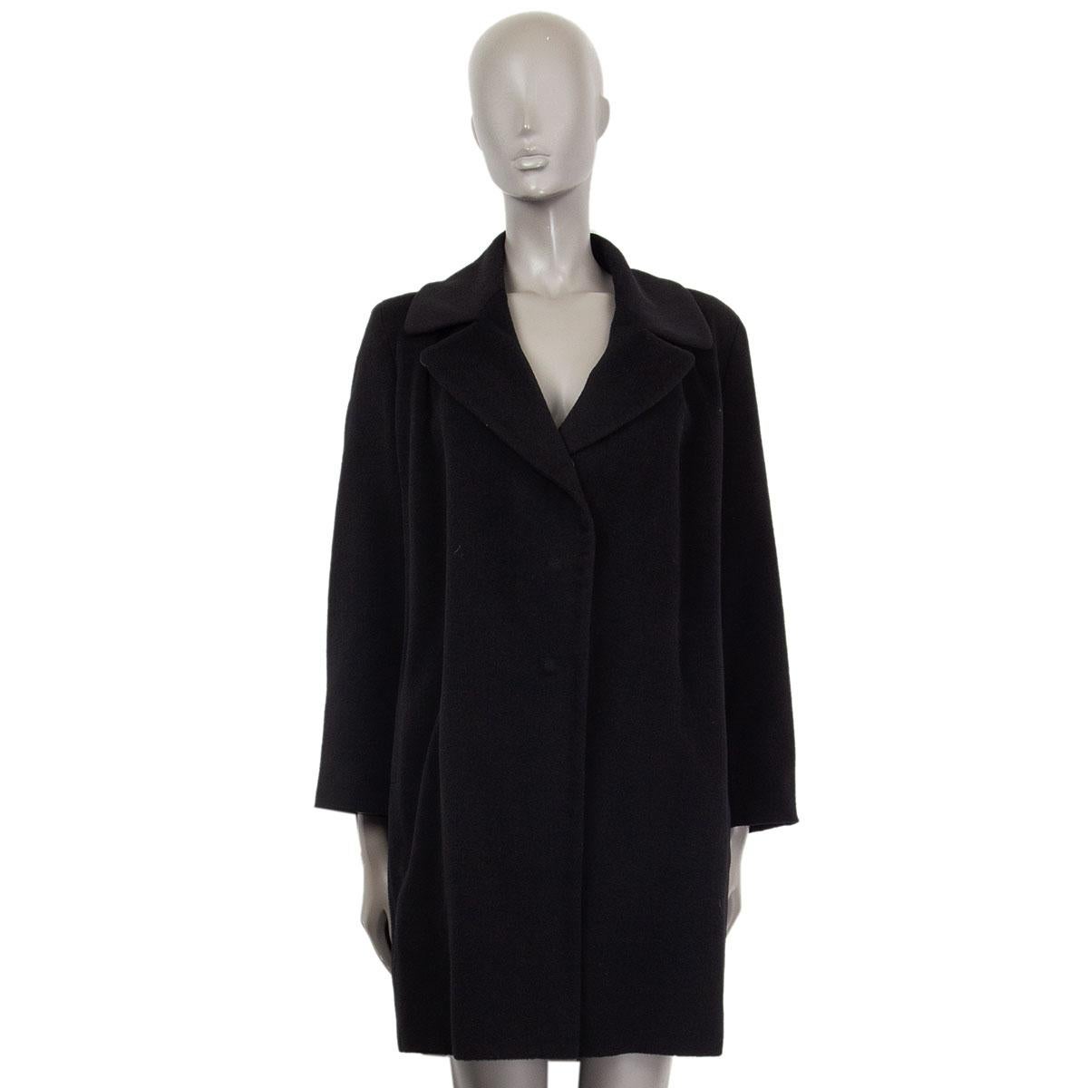 authentic Loro Piana notch-collar coat in black cashmere (100%). Opens with three push buttons and is lined black viscose (100%). Has two slit pockets on the side. Has been worn and is in excellent condition. 

Tag Size 44
Size L
Shoulder Width41cm