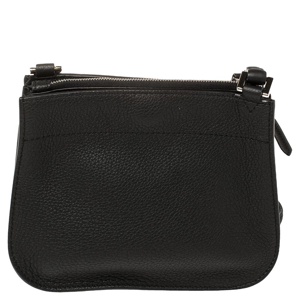 Diese Schulterhandtasche von Loro Piana ist eine praktische Wahl:: die sich perfekt für den täglichen Bedarf eignet. Wir präsentieren eine Lederhandtasche:: die eine absolute Mischung aus Stil und Nutzen ist. Die Milky Way Odessa Umhängetasche von