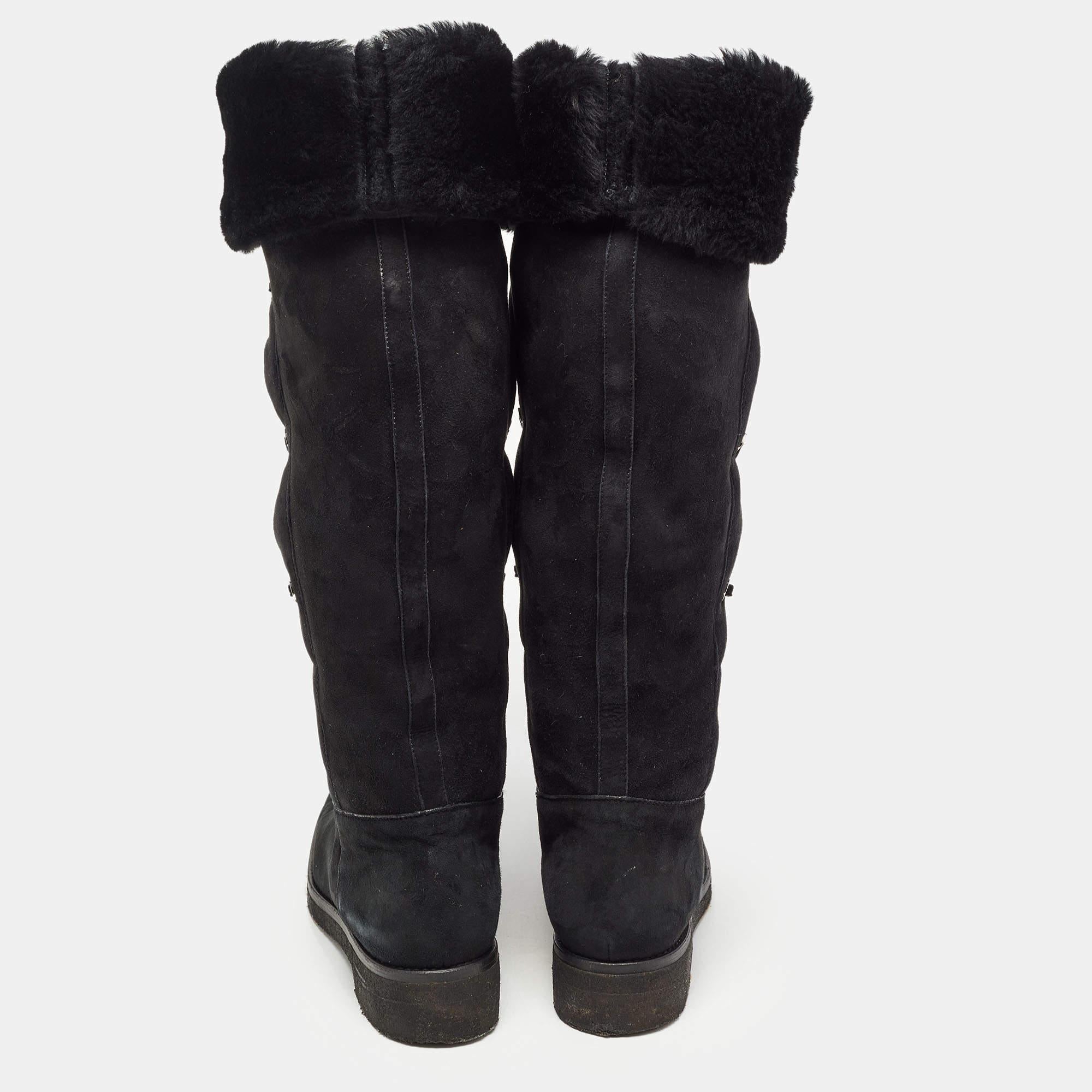 Loro Piana Black Suede and Fur Knee Length Flat Boots Size 40 In Good Condition For Sale In Dubai, Al Qouz 2