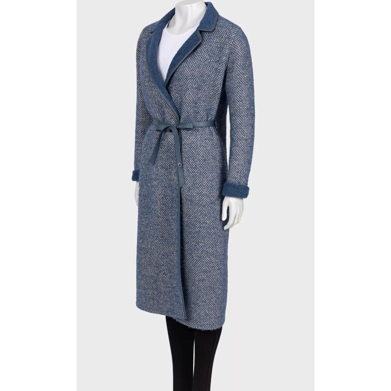 Elevate your wardrobe with this exquisite Loro Piana coat, a testament to Italian elegance and comfort. 

Crafted from a luxurious blend of alpaca and wool, this women's coat features a straight silhouette and a sophisticated deep blue hue. The