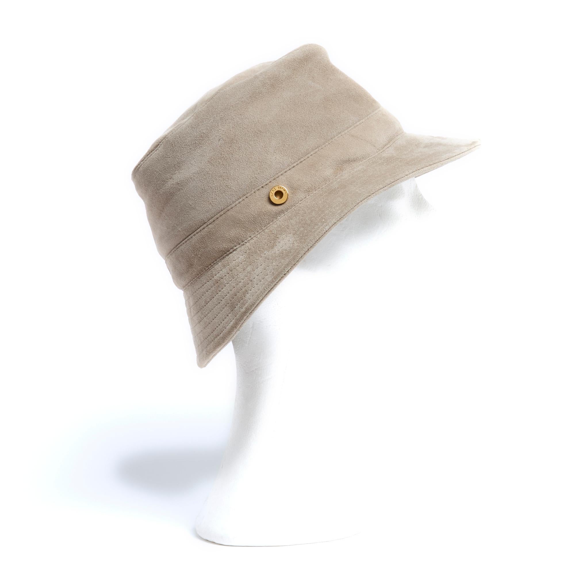Chapeau baquet Loro Piana en daim gris beige avec bords surpiqués, doublure en toile satinée. Taille M, environ 56 cm de tour de tête. Le chapeau a été porté mais est en très bon état, parfait pour les journées ensoleillées.