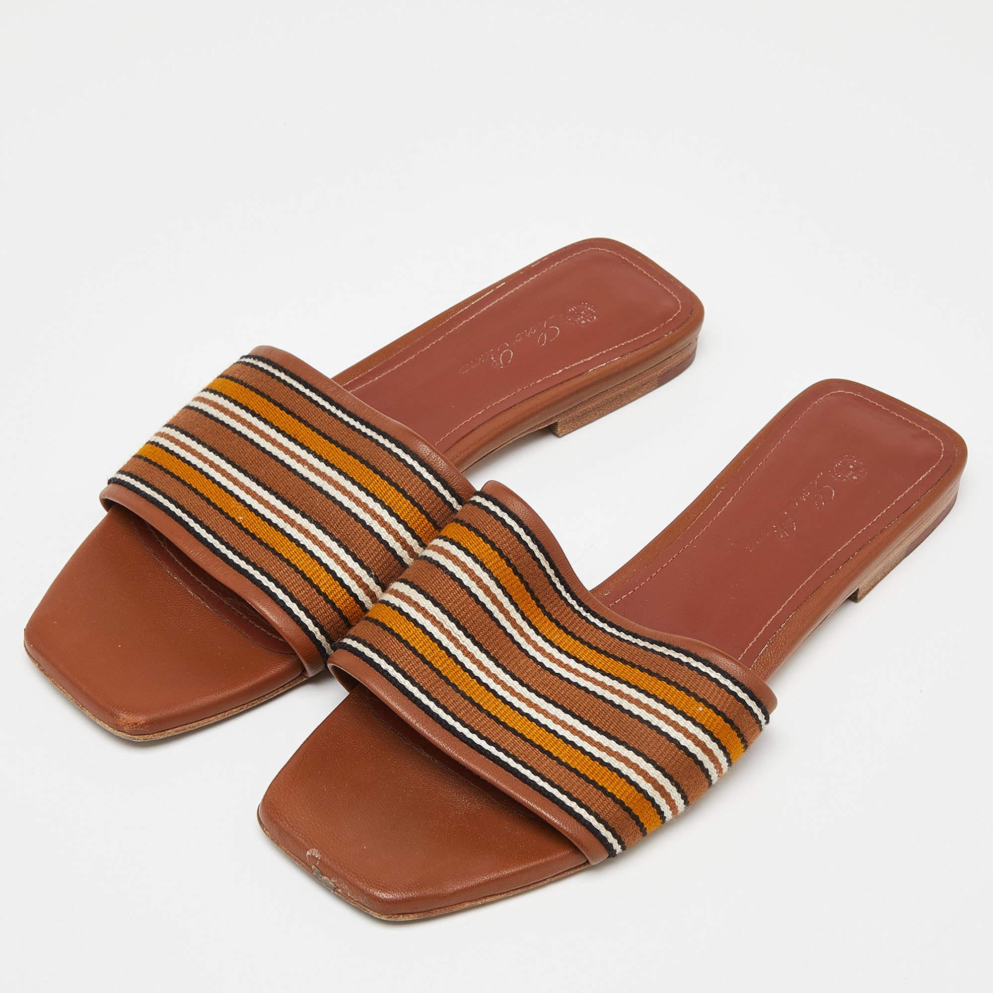 Mit diesen Designer-Slides verleihen Sie Ihren Casual-Looks einen Hauch von High-Style. Aus hochwertigem MATERIAL gefertigt und mit einem schönen Farbton versehen, ist dieses Paar ein Muss