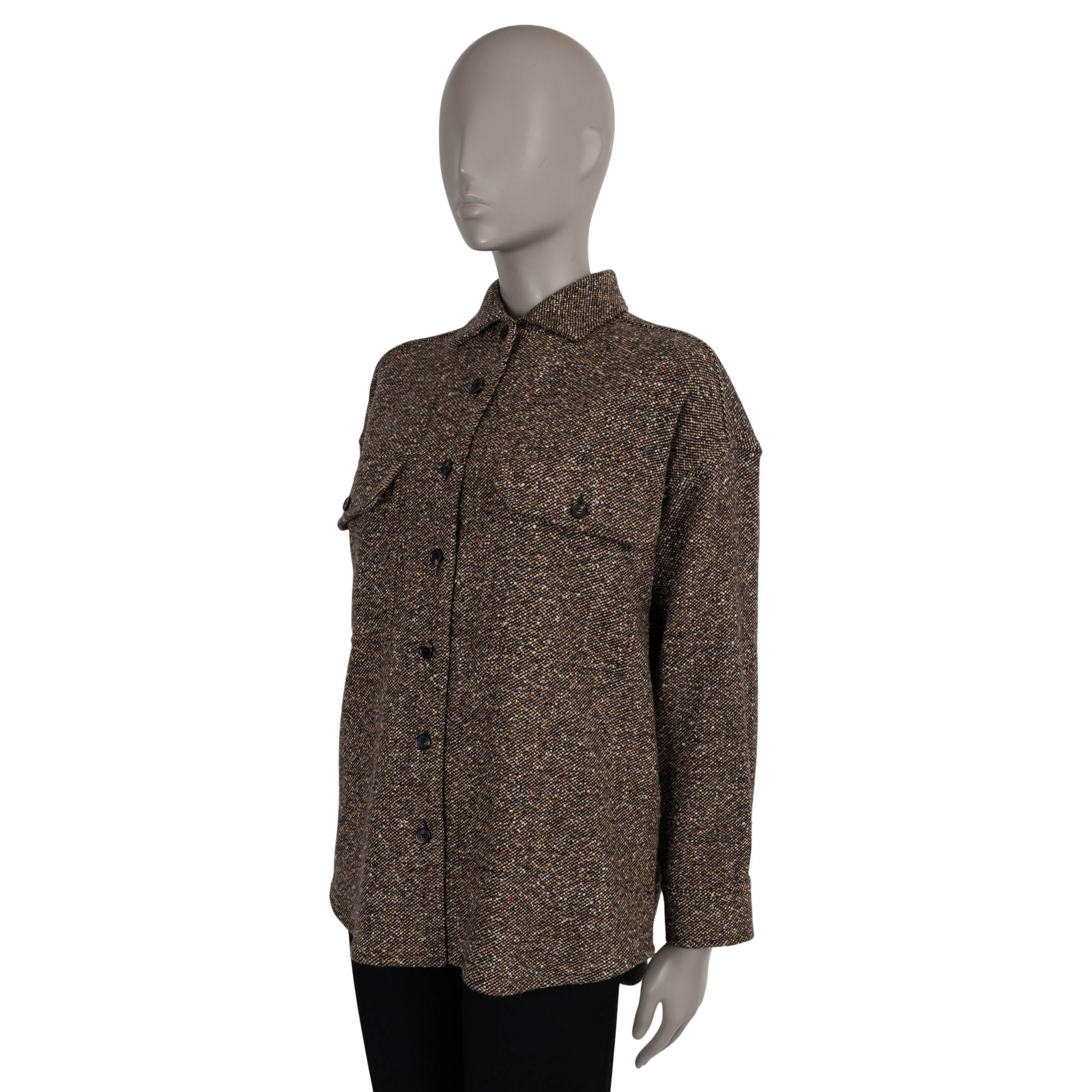 Esta chaqueta sobrecamisa Jenna 100% auténtica de Loro Piana está confeccionada en una lujosa mezcla de tweed marrón de lana virgen (49%), cachemira (20%), microfibra (16%) y seda (15%), acentuada con motas multicolores para darle mayor profundidad.