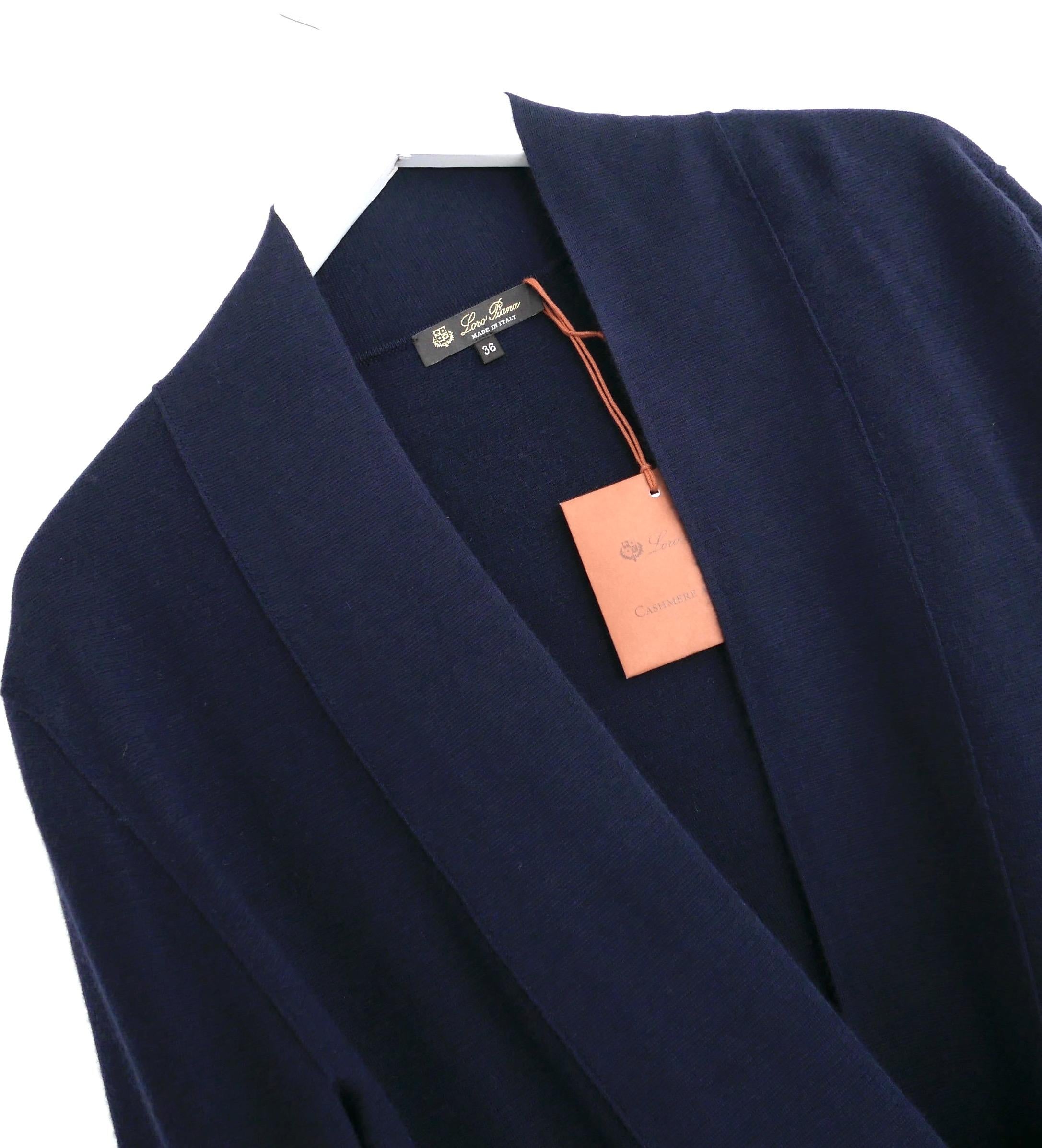 Giacca cardigan ultra lussuosa in cashmere e seta di Loro Piana Burford. Comprato per £2250 e nuovo con etichetta/filato di ricambio. Realizzato in morbidissimo cachemire e seta blu navy, ha un taglio super elegante, con un'avvolgente cravatta sul
