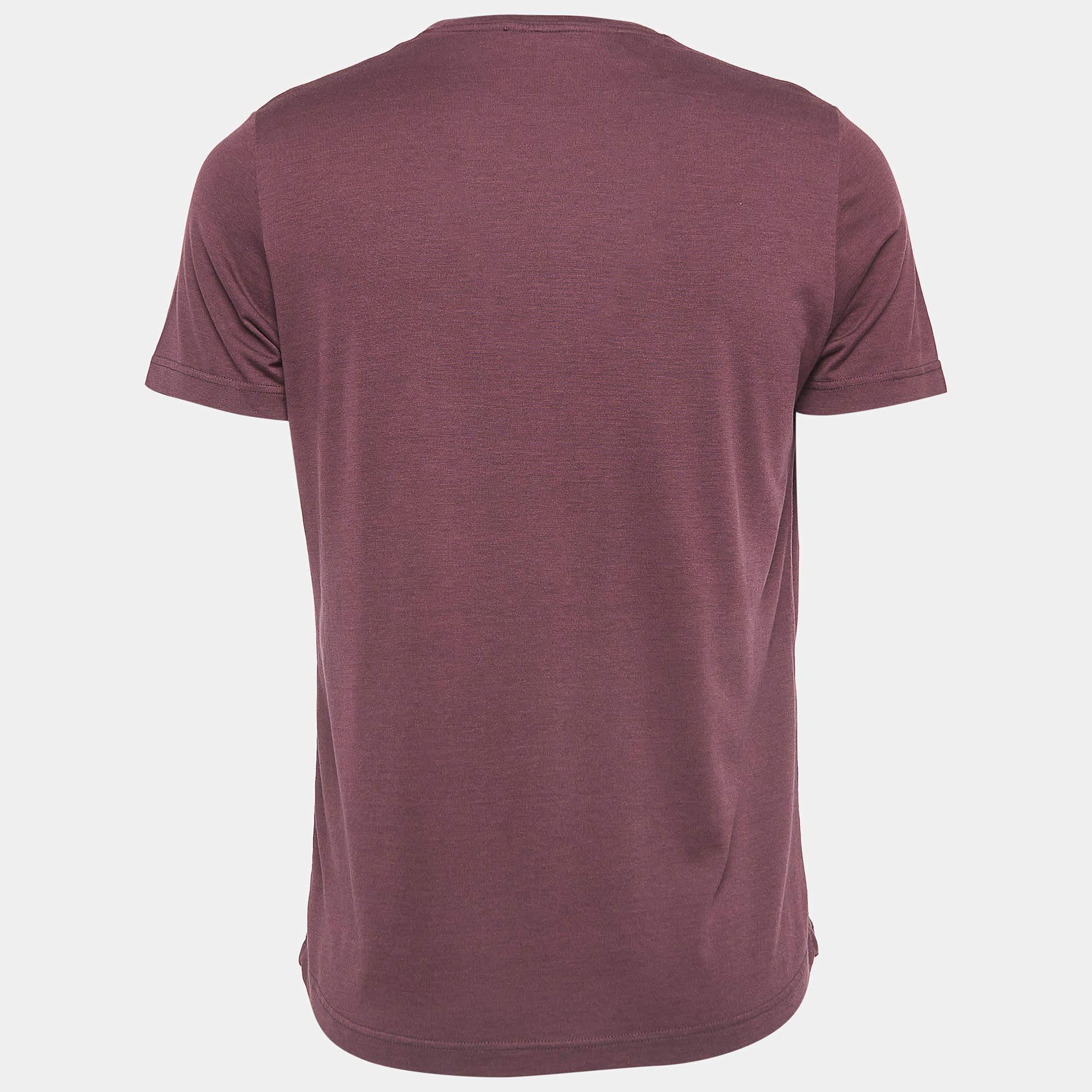 If you wish to build a sustainable closet with pieces that are minimal, versatile, and timeless, this Loro Piana t-shirt should be your choice. With a simple design, precise tailoring, and crew neck detail, it can be paired with anything!

