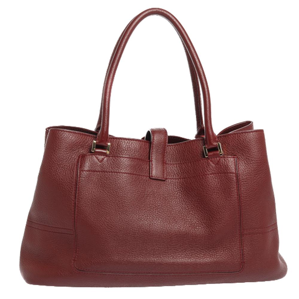 A practical, elegant everyday bag, this Loro Piana Odessa Bellevue tote is crafted from burgundy leather. It comes with dual handles and metal studs to protect the base. The interior is fabric-lined and houses a zip pocket.

