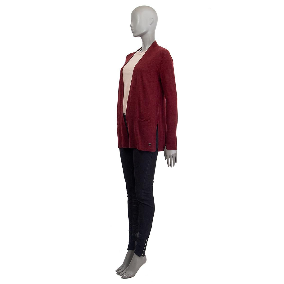 Loro Piana open cardigan in burgundy vicuna (100%) with two small open pockets. Has been worn and is in excellent condition.

Tag Size 40
Size S
Shoulder Width 40cm (15.6in)
Bust 96cm (37.4in) to 106cm (41.3in)
Waist 94cm (36.7in) to 104cm