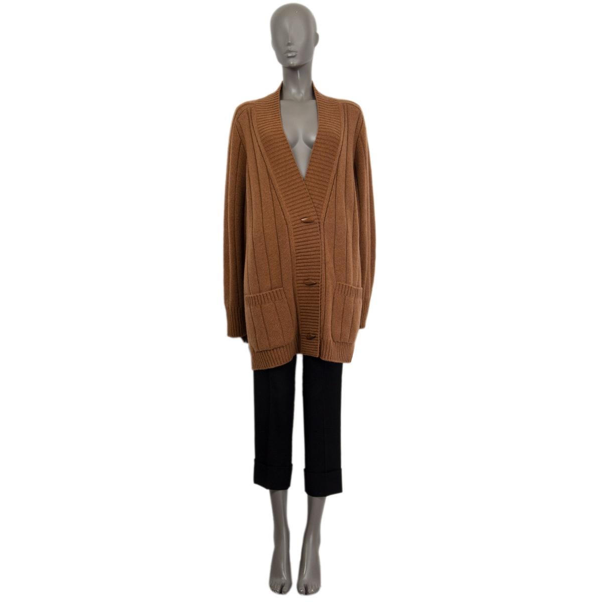 100% authentic Loro Piana 2021 'Duca D'Aosta' cardigan in Gingerbread (camel brown) baby cashmere (100%). Features long raglan sleeves (sleeve measurements taken from the neck) and two patch pockets on the front. Opens with three brown wood toggles