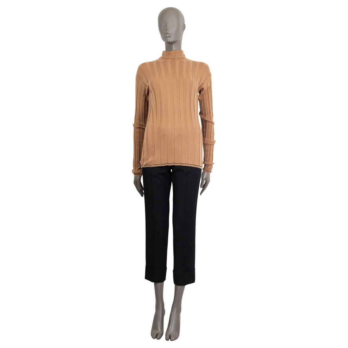 Top de manga larga y cuello alto 100% auténtico de Loro Piana en cachemira camel (100%). Adornada con costuras azules y grises a lo largo del dobladillo, el cuello de tortuga y los puños. Sin forro. Se ha usado y está en excelentes