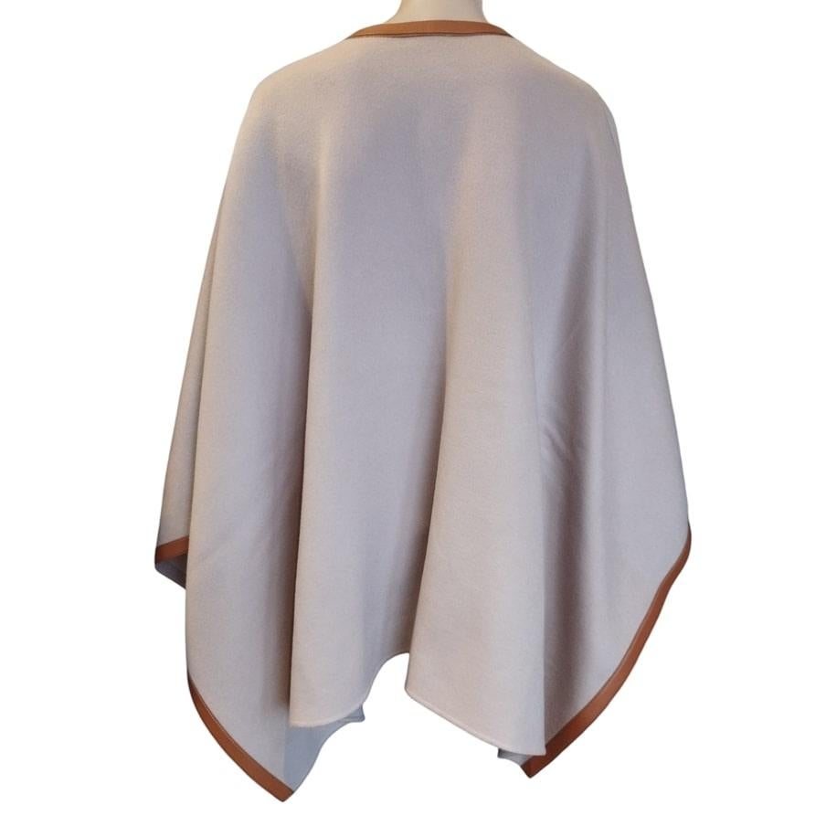 Fantastic piece by Loro Piana
100% Cashmere
Camel color
Brown leather closures
Authomatic button closure
Two pockets
Total length cm 82 (32,2 inches)
Maximum width cm 130 (51,1 inches)
Original price € 5900
Worldwide express shipping included in the