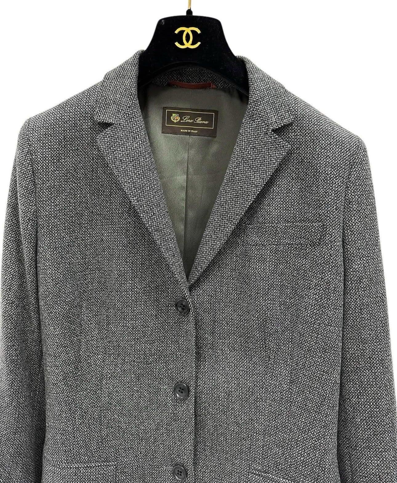 Eleva tu vestuario con este exquisito blazer de cachemira de Loro Piana. Confeccionado con la mejor cachemira, este blazer ofrece una suavidad y calidez incomparables. Su diseño clásico garantiza que seguirá siendo un básico atemporal en tu armario.