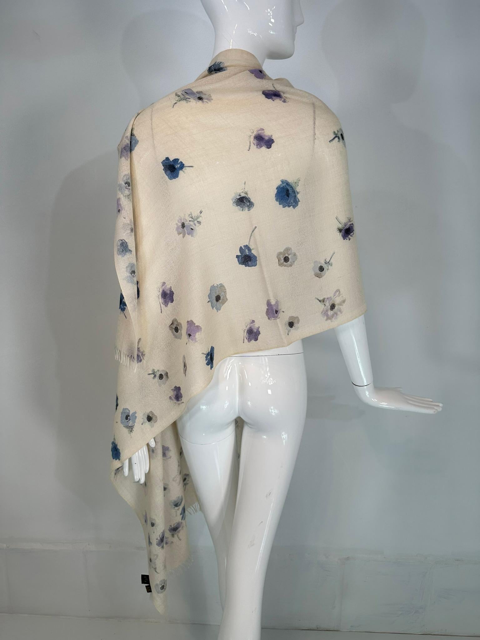 Women's Loro Piana Cashmere & Silk Blue & Cream Floral Fringe Hem Shawl Stole 28 X 80 For Sale