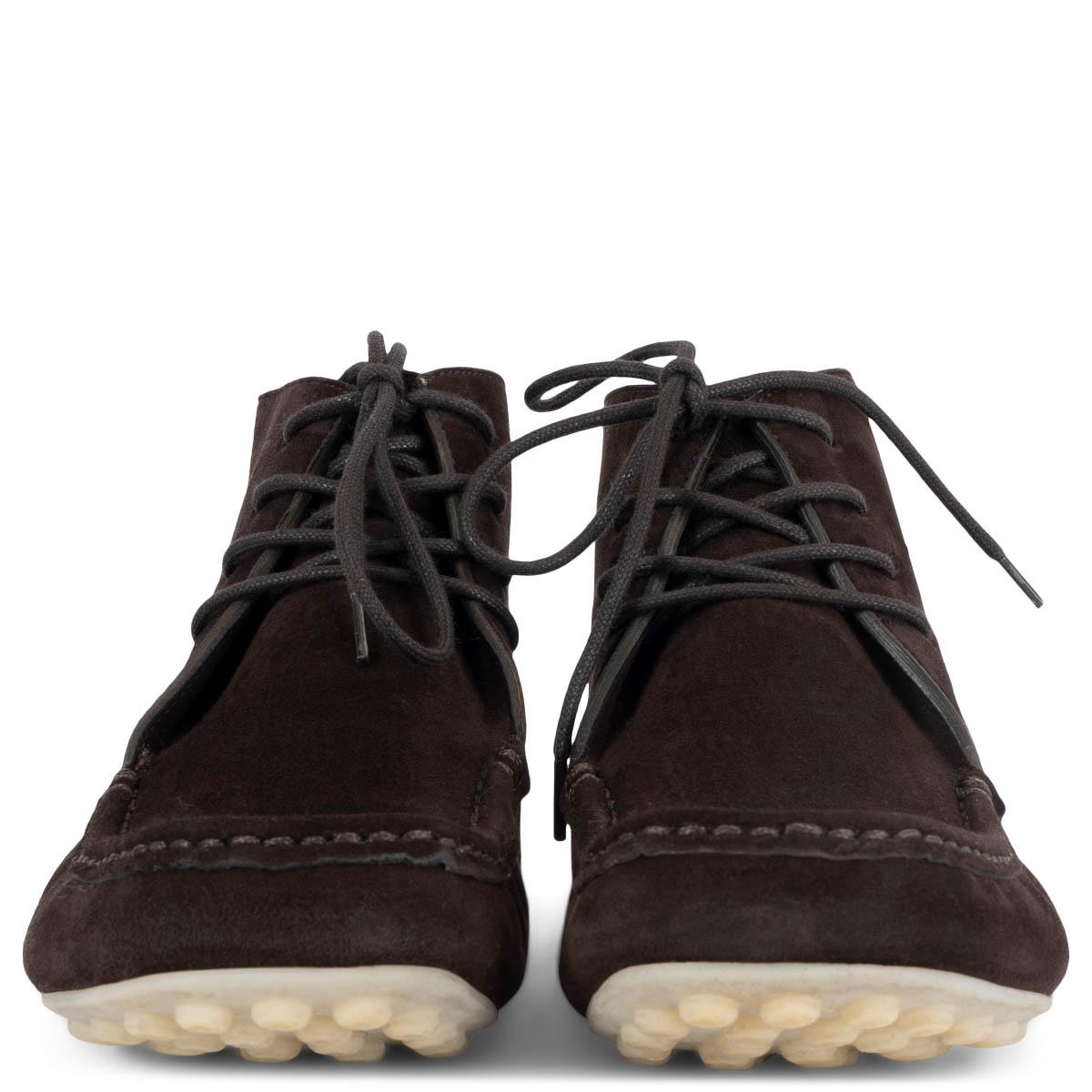 100% authentiques Loro Piana Dot sole lace-up ankle boots en daim marron chocolat avec une semelle en caoutchouc blanc cassé. Ils ont été portés et présentent une légère usure sur le devant. 

Mesures
Modèle	FAN3946
Taille imprimée	37.5
Taille des