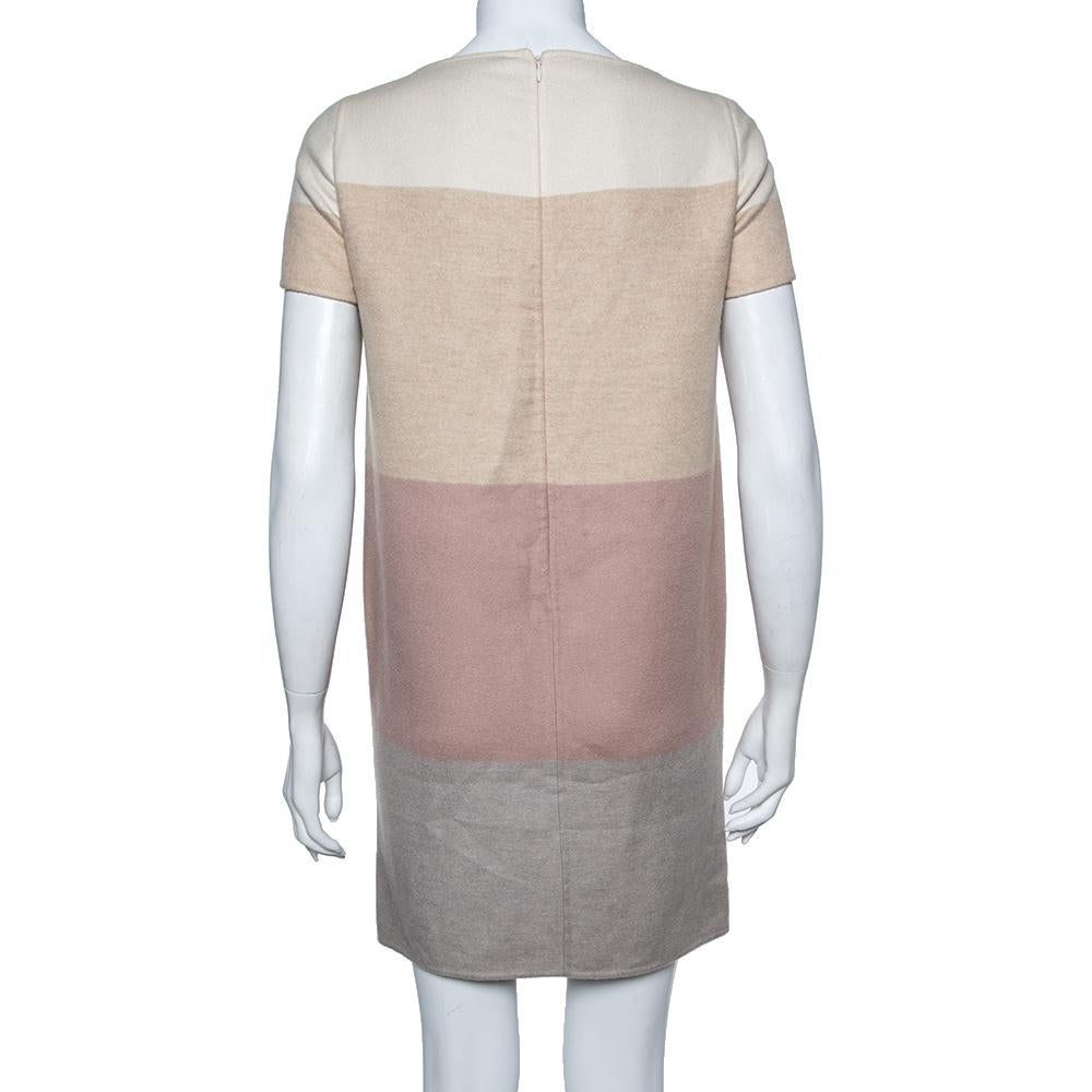 This Ellis dress from Loro Piana exhibits subtle use of colors. It is crafted in a straight silhouette featuring colorblock panels with short sleeves and concealed zip closure. This outfit will add a dash of fun-style to your off-duty looks.

