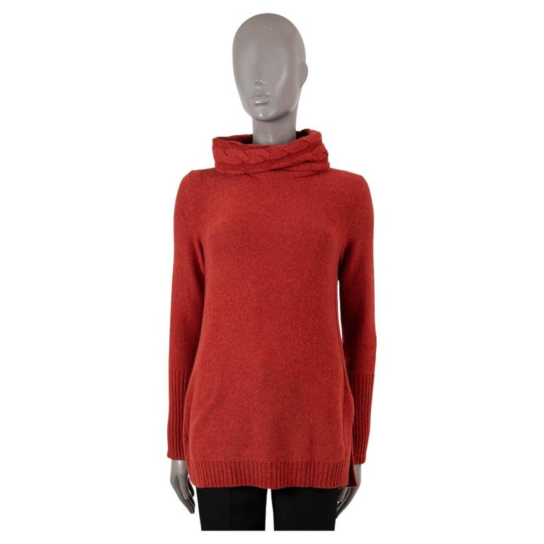 Loro Piana, maglione in cashmere rosso corallo con collo a lupetto