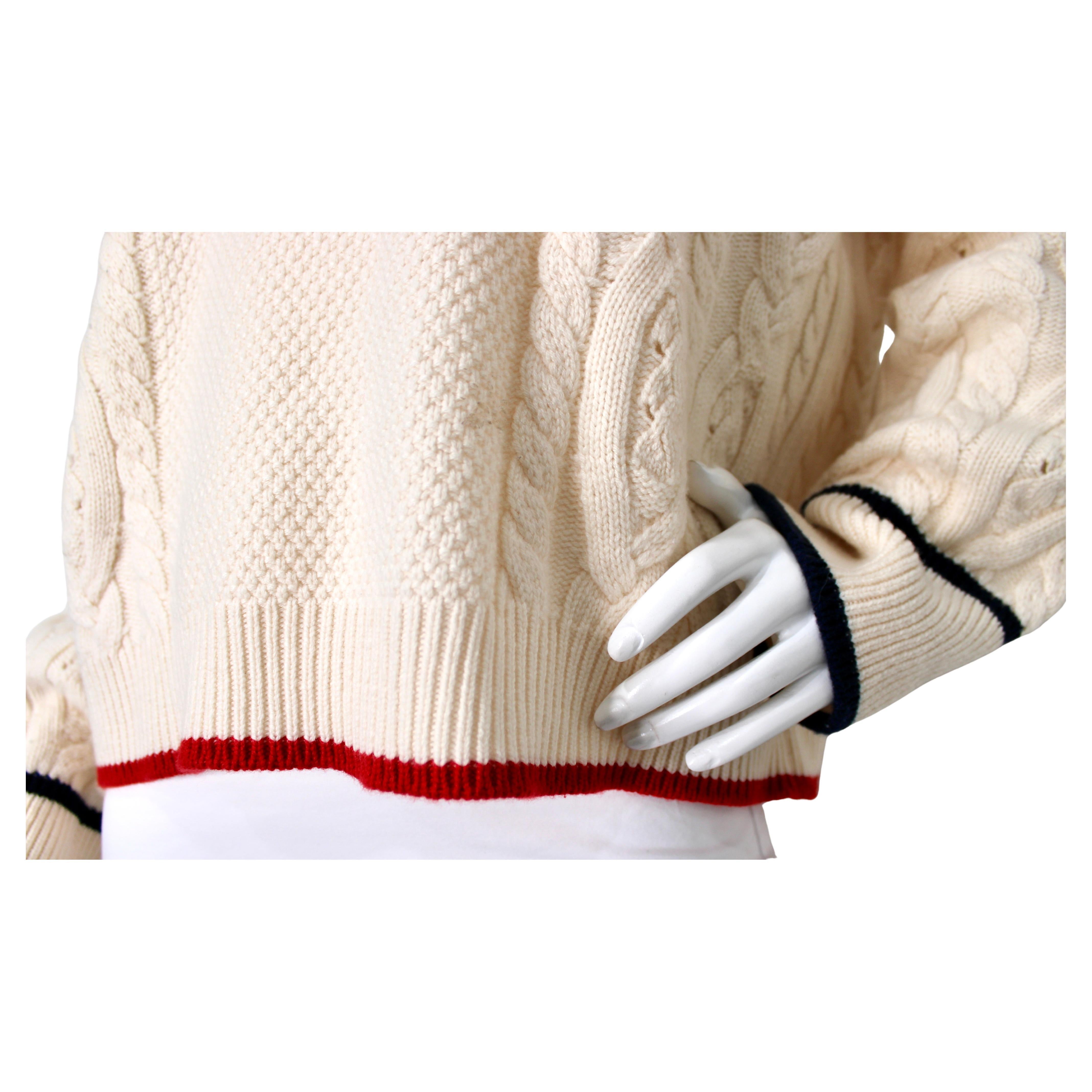 Le pull en cachemire crème à mailles torsadées de Loro Piana respire le luxe et l'artisanat sophistiqué. Confectionné dans le plus fin des cachemires, ce pull offre une douceur et une chaleur inégalées, ce qui en fait une pièce essentielle de toute