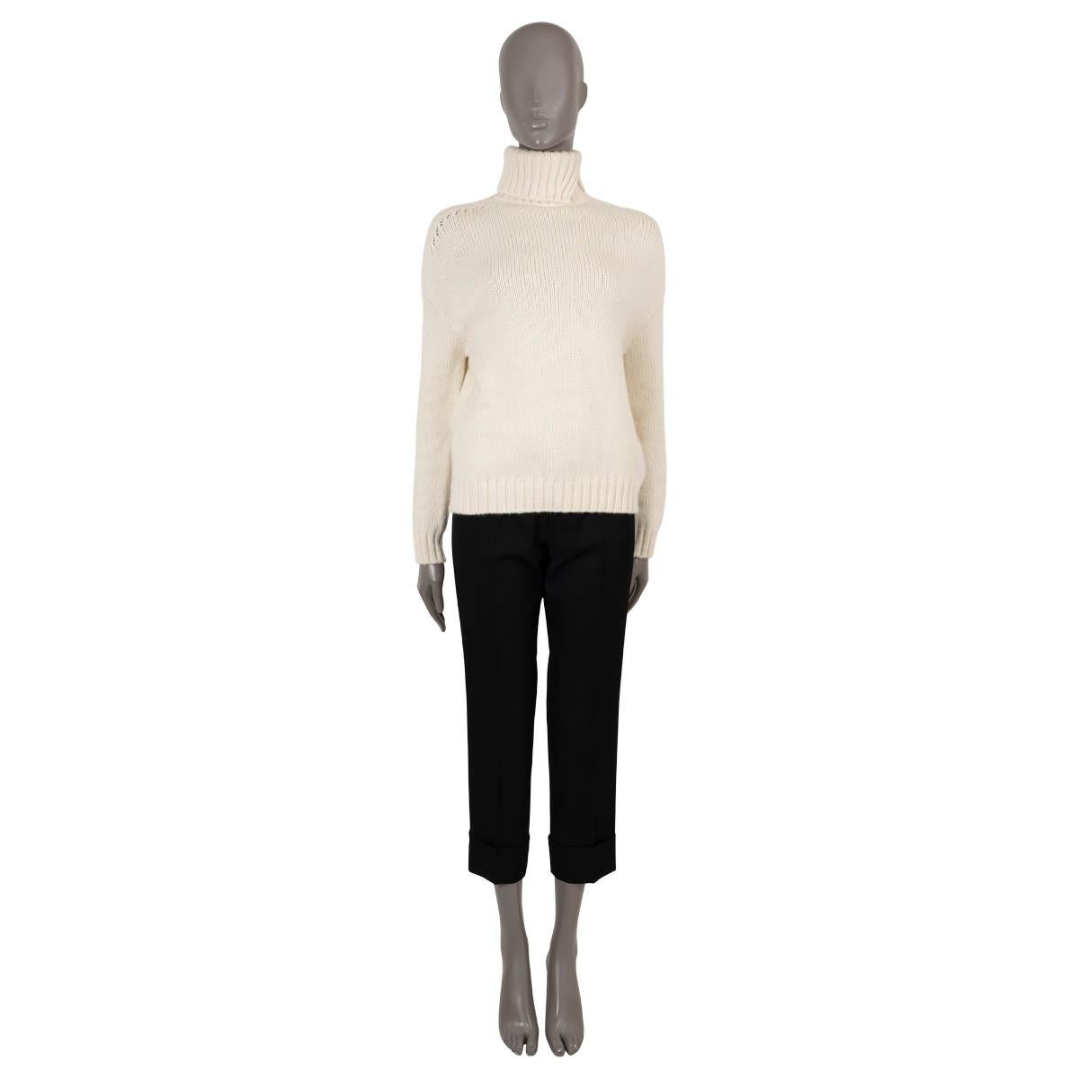 100% authentic Loro Piana turtleneck sweater in cream cashmere (60%) and polyamide (40%). Features a relaxed, oversize silhouette, dropped shoulders, rib knit turtleneck, cuffs and hen. Unlined. Has been worn and is in excellent