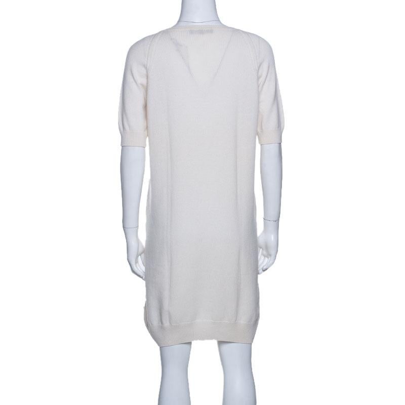 Start your day on a classy note as you step out in this breathtaking outfit from Loro Piana. Look grand when you don this impressive cream outfit to finish your ensemble. Made from a fine cashmere blend, this dress will be your go-to outfit for any