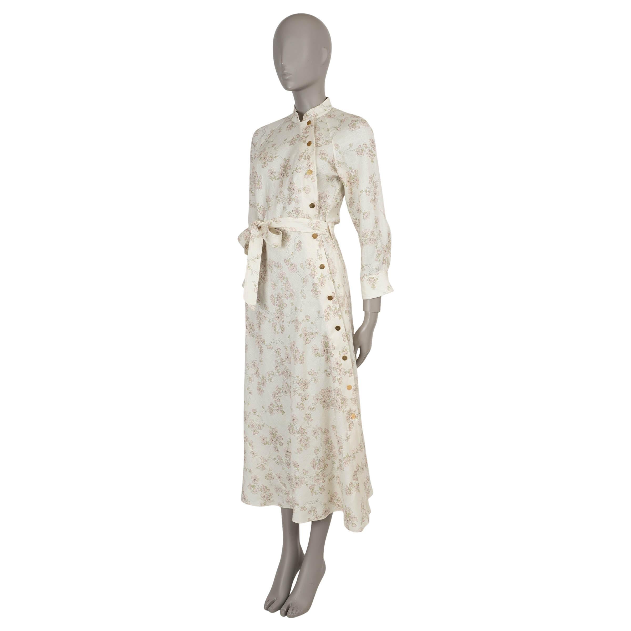 Questo abito 100% autentico di Loro Piana Laia in lino color crema (con il 2% di cotone) cattura l'eleganza senza sforzo con la sua delicata stampa floreale Sakura di ispirazione giapponese in rosa pallido. Disegnato con una fluida silhouette ad A e