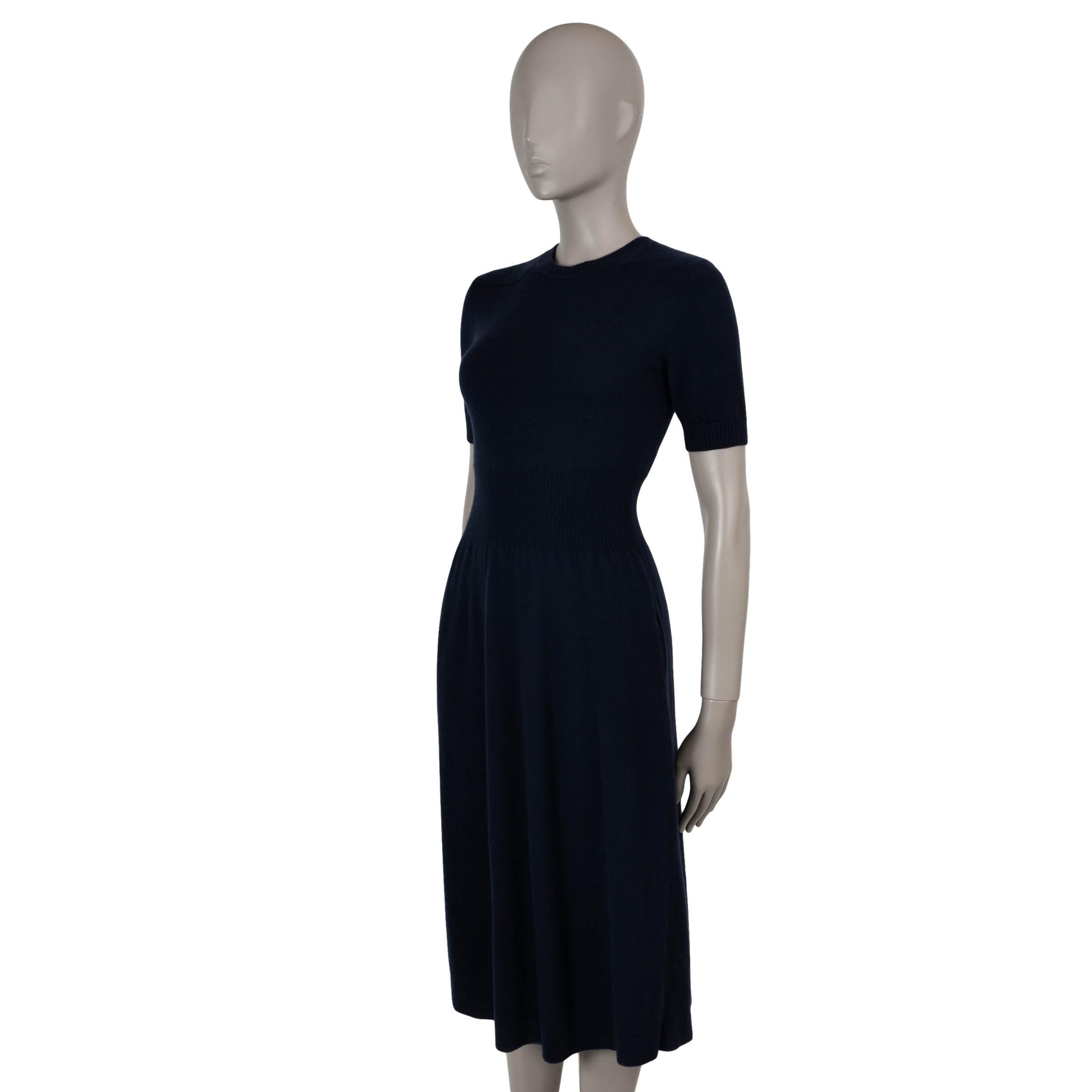 Questo abito in maglia Loro Piana Weatherlam, autentico al 100%, in baby cashmere blu notte (100%) è l'incarnazione di un comfort raffinato. Disegnato con una silhouette rilassata, sfocia in una gonna svasata di lunghezza midi, stretta in vita da un