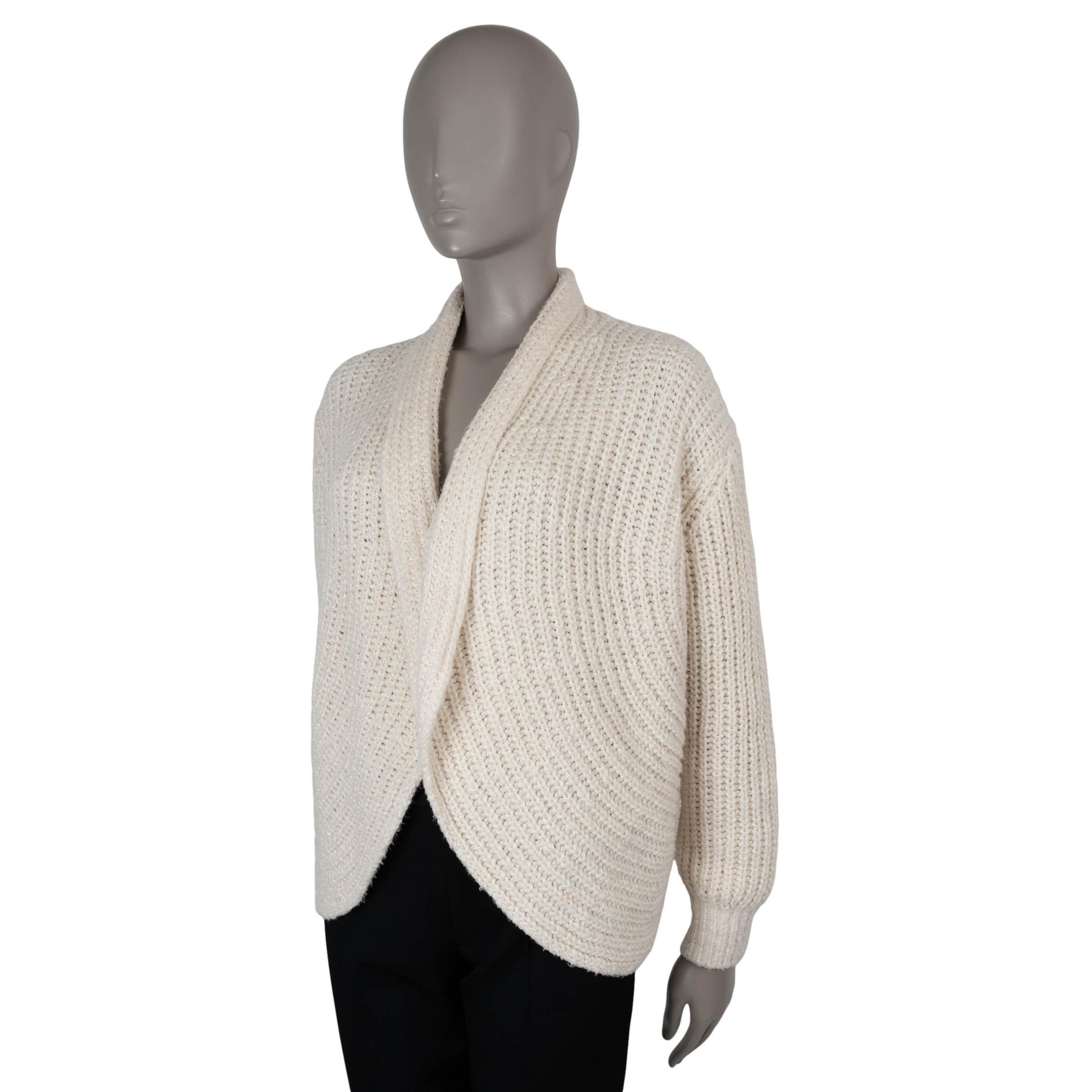 Este cárdigan Cocooning 100% auténtico de Loro Piana en punto grueso de seda color crema (100%) encarna el refinado enfoque de la marca hacia la ropa de abrigo de lujo. Diseñada con una silueta relajada, presenta hombros caídos, cuello chal y mangas