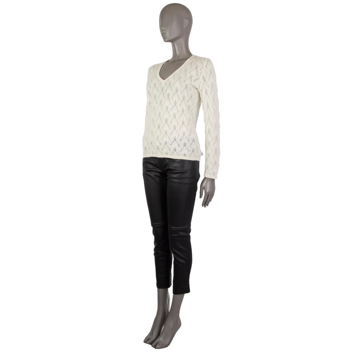 Loro Piana crystal embellished knit pattern sweater in cream cashmere (100%) with a v-neck. Unlined. Has been worn and is in excellent condition. 

Tag Size 44
Size L
Shoulder Width 41cm (16in)
Bust 90cm (35.1in) to 94cm (36.7in)
Waist 84cm (32.8in)