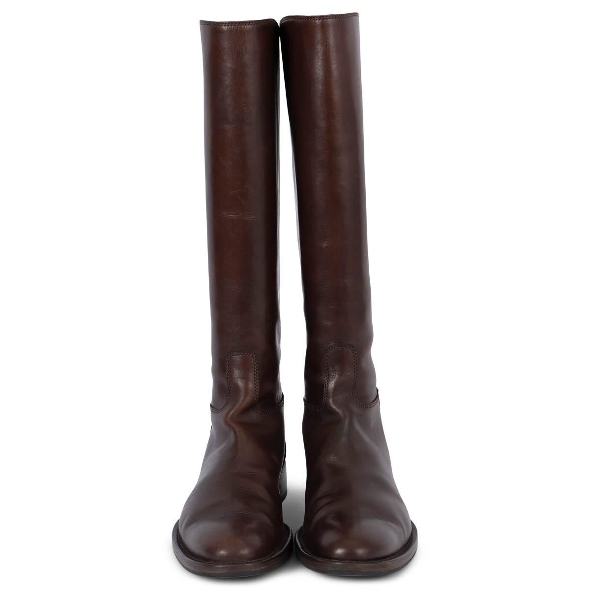 100% authentic Loro Piana Wellington riding boots in chestnut smooth calfskin. The design features a knee-high silhouette and zipped back. Have been worn and shows some faint patina and creasing to the leather. Overall in very good condition. Rubber
