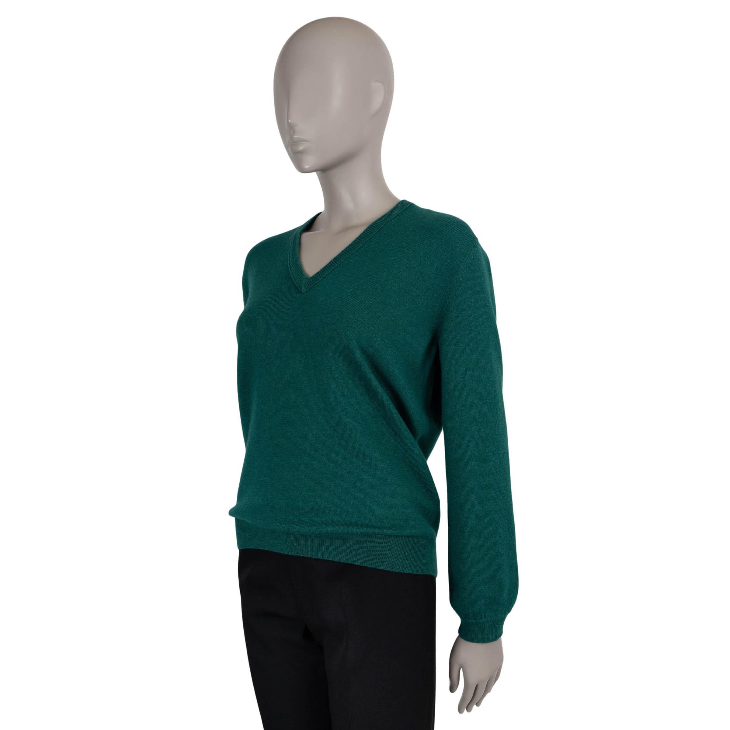 Questo maglione di Loro Piana, autentico al 100%, è realizzato in una lussuosa miscela di cashmere verde scuro (70%) e seta (30%). Presenta una vestibilità classica con un raffinato scollo a V e finiture a costine sui polsini e sull'orlo. Morbido,
