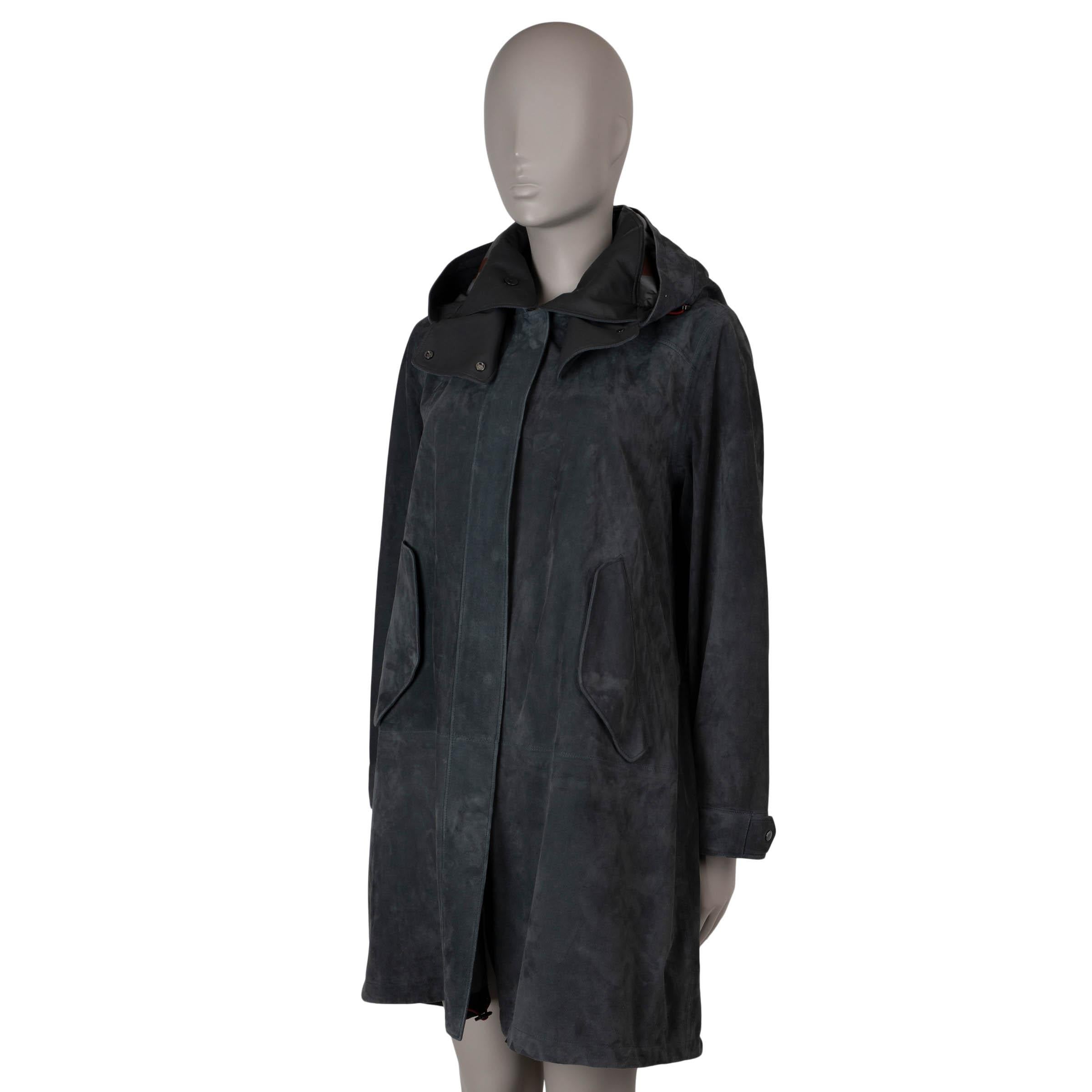 Ce duffle-coat Richie de Loro Piana, 100% authentique, est confectionné en daim de chèvre technique gris foncé (100%) avec un revêtement imperméabilisé, offrant à la fois luxe et fonctionnalité. Il présente des bordures en cuir, une capuche