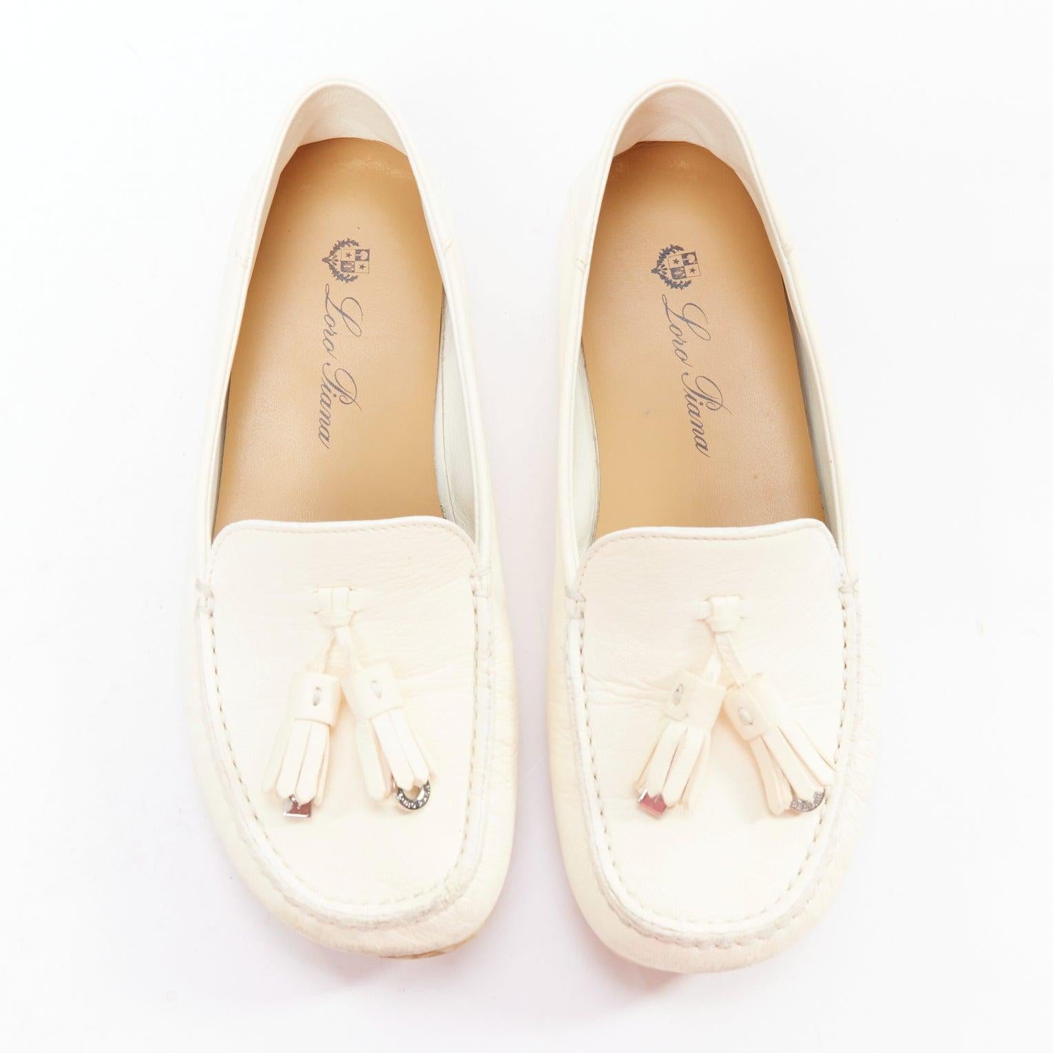 LORO PIANA Dot Sole Walk cream leather tassel mocassins driver loafer EU36.5
Reference: KYCG/A00115
Brand: Loro Piana
Model: Dot Sole Walk
Material: Leather
Color: Cream, Silver
Pattern: Solid
Closure: Slip On
Lining: Brown Leather
Extra Details: