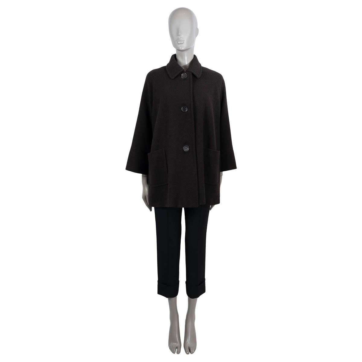 100% autentica giacca Loro Piana in misto lana color ebano (si presume - l'etichetta del contenuto è illeggibile). Presenta maniche raglan (misura delle maniche dal collo) e due tasche applicate in vita. Si chiude con bottoni sul davanti. Foderato