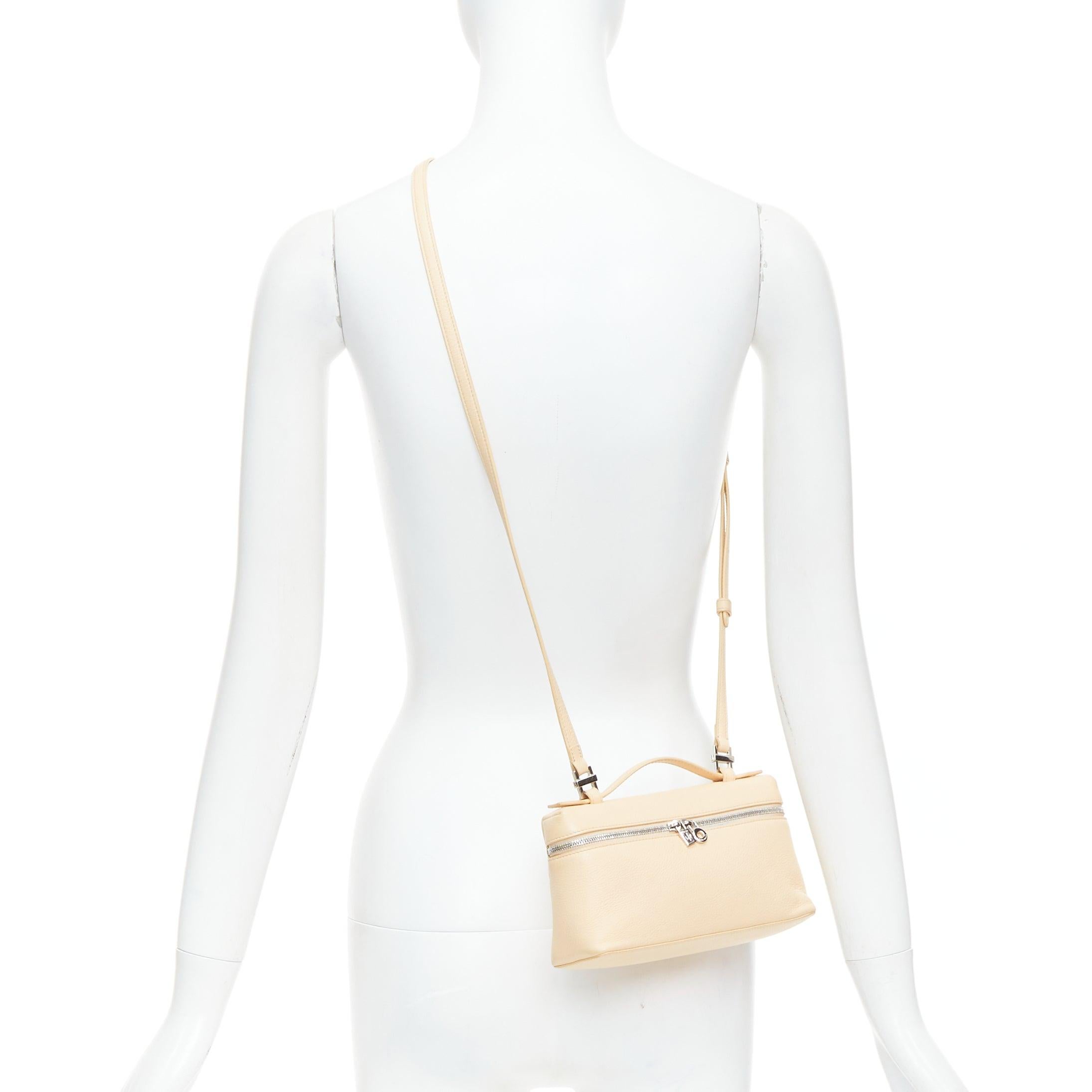 LORO PIANA Extra Pocket L19 beige grained leather pouch crossbody bag
Reference: KYCG/A00164
Brand: Loro Piana
Model: Extra Pocket L19
Material: Leather
Color: Beige, Silver
Pattern: Solid
Closure: Zip
Lining: Beige Leather
Extra Details: Loro